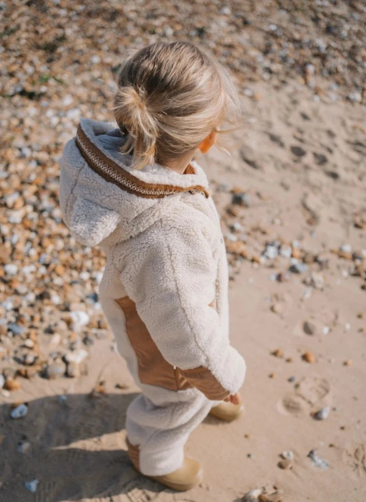 Töastie - Chaqueta impermeable Cloud Sherpa hecha de fibras recicladas | Arena