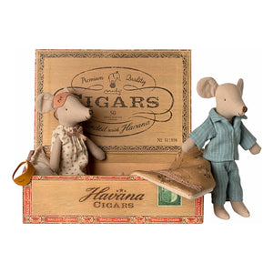 Maileg - Mamá y Papá Ratones en Caja de Madera Ahumada