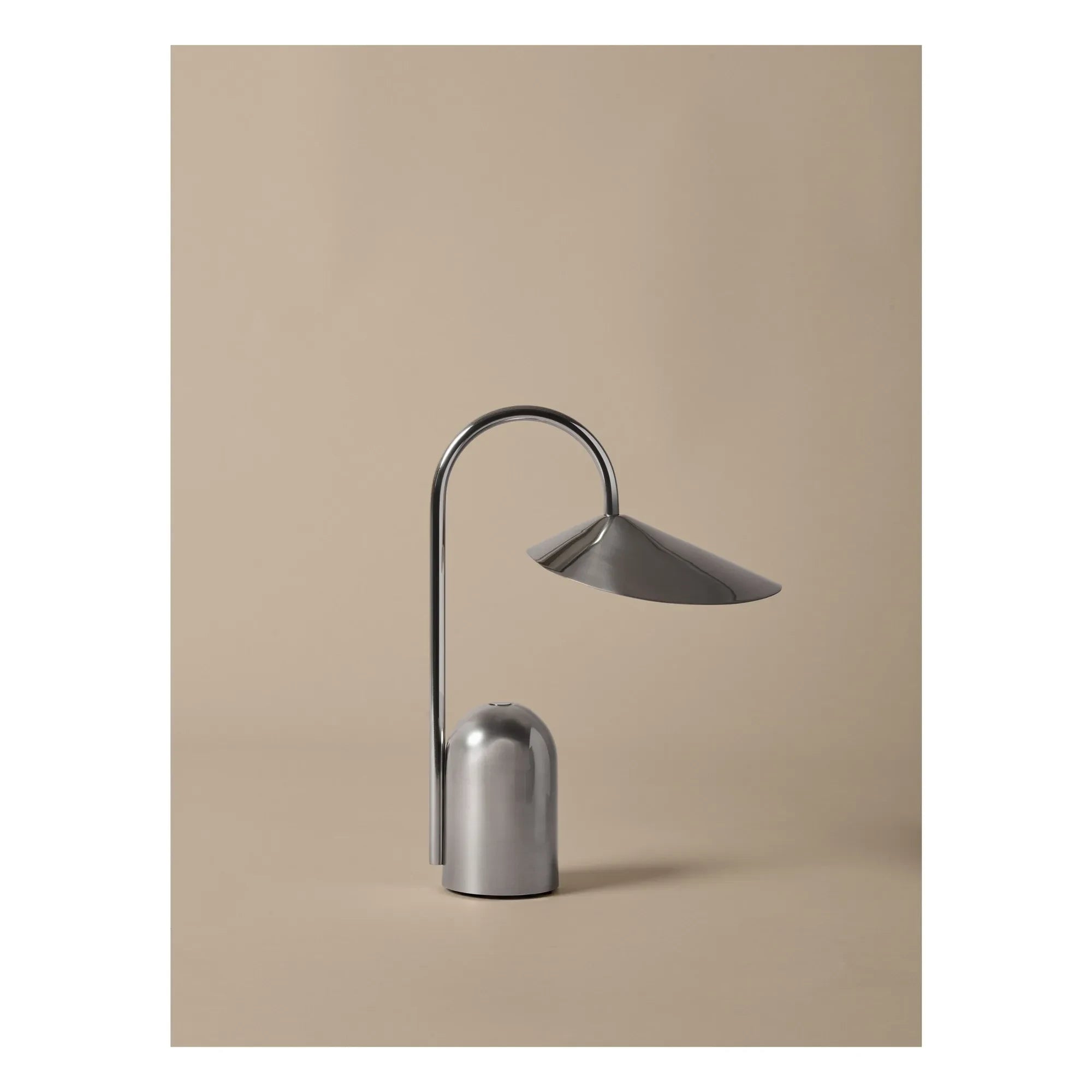 Ferm Living - Lámpara de mesa Arum | Acero