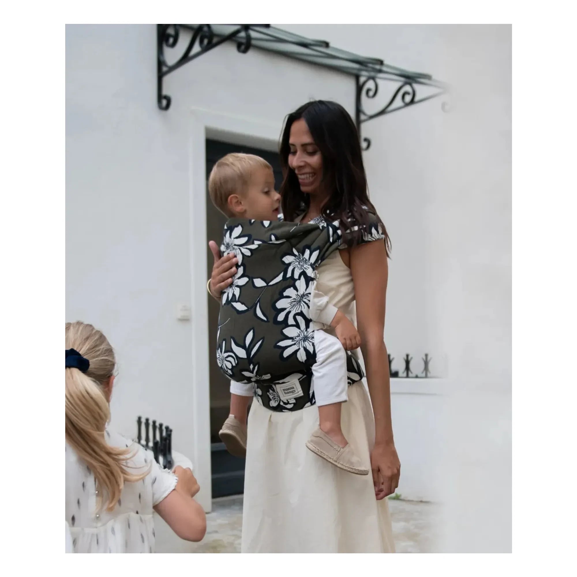 Mama Hangs - Mochila portabebés Carry & Bloom | Caqui