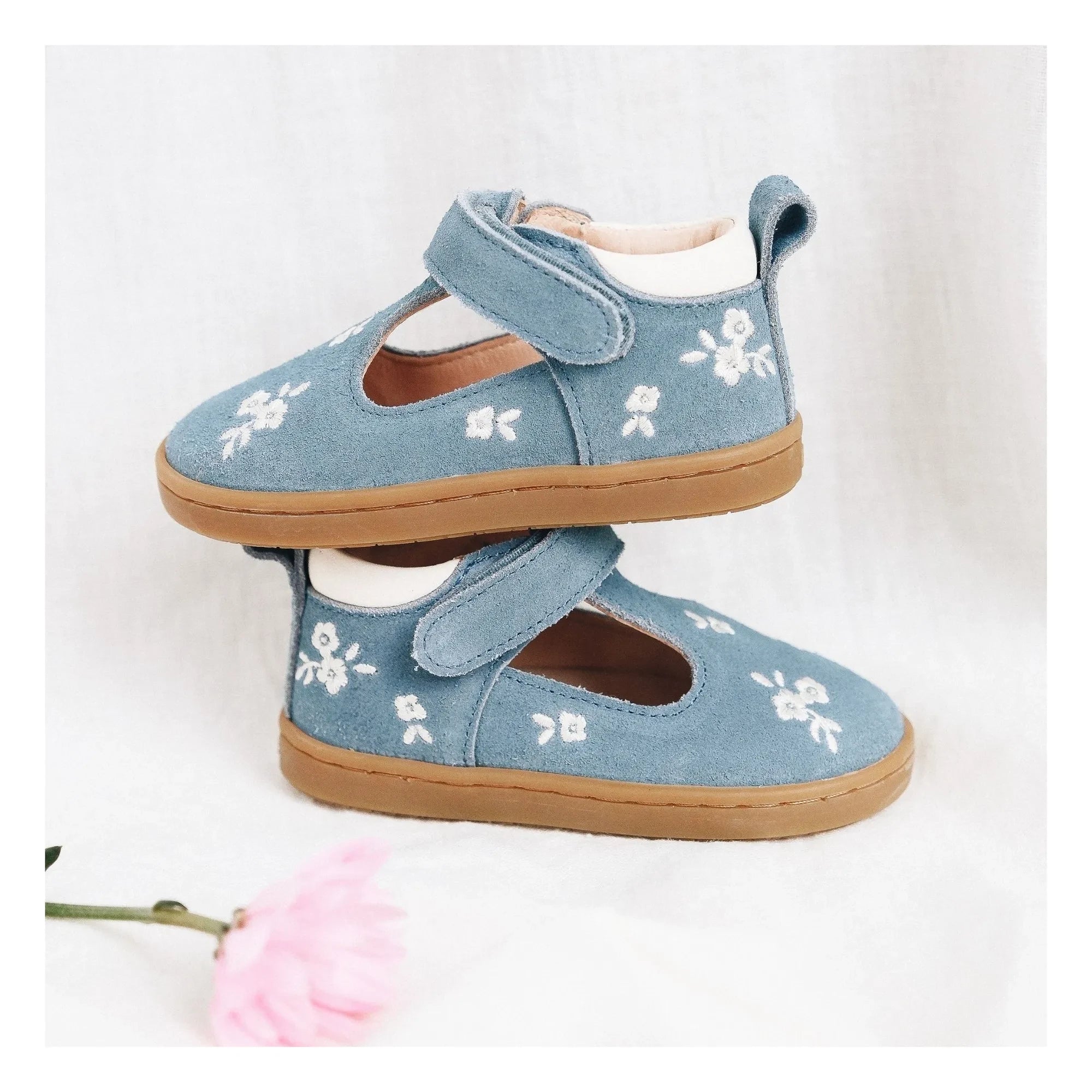 Lazare - Bebés bordados Pia Etoile Flowers Suede | Azul Denim