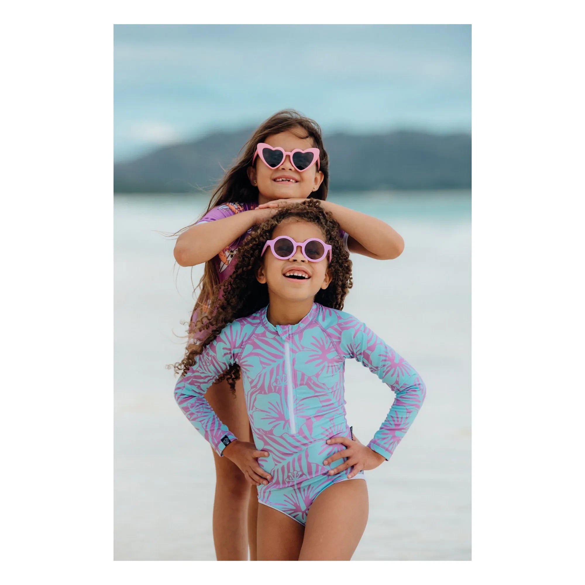 Beach & Bandits - Traje de baño UV de hibisco con protección solar, de fibras recicladas | Morado