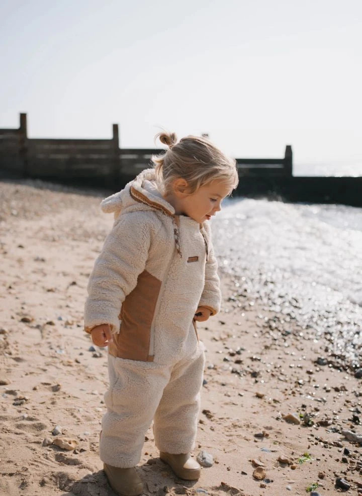 Töastie - Chaqueta impermeable Cloud Sherpa hecha de fibras recicladas | Arena