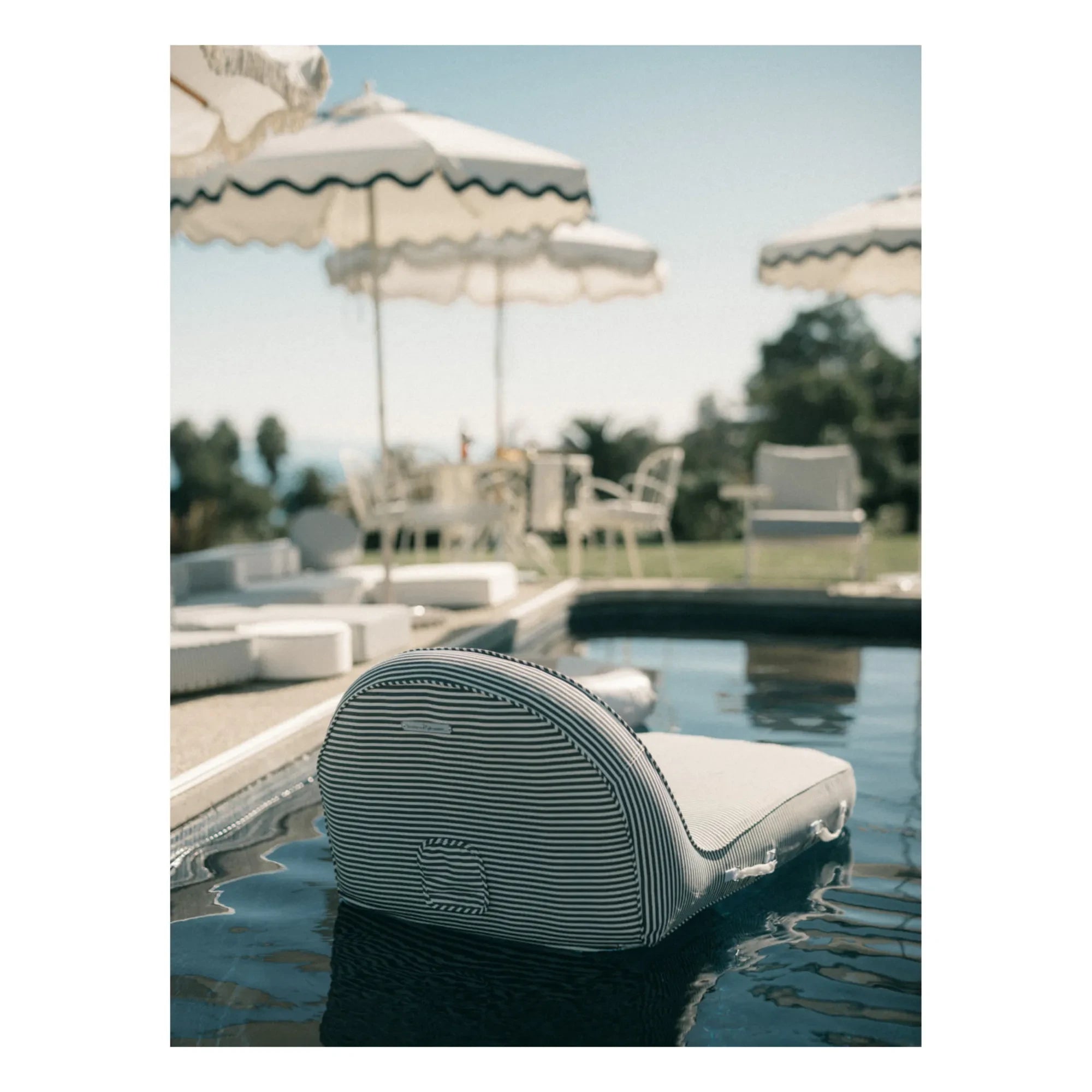 Business & Pleasure Co. - Colchoneta de piscina flotante | Azul marino