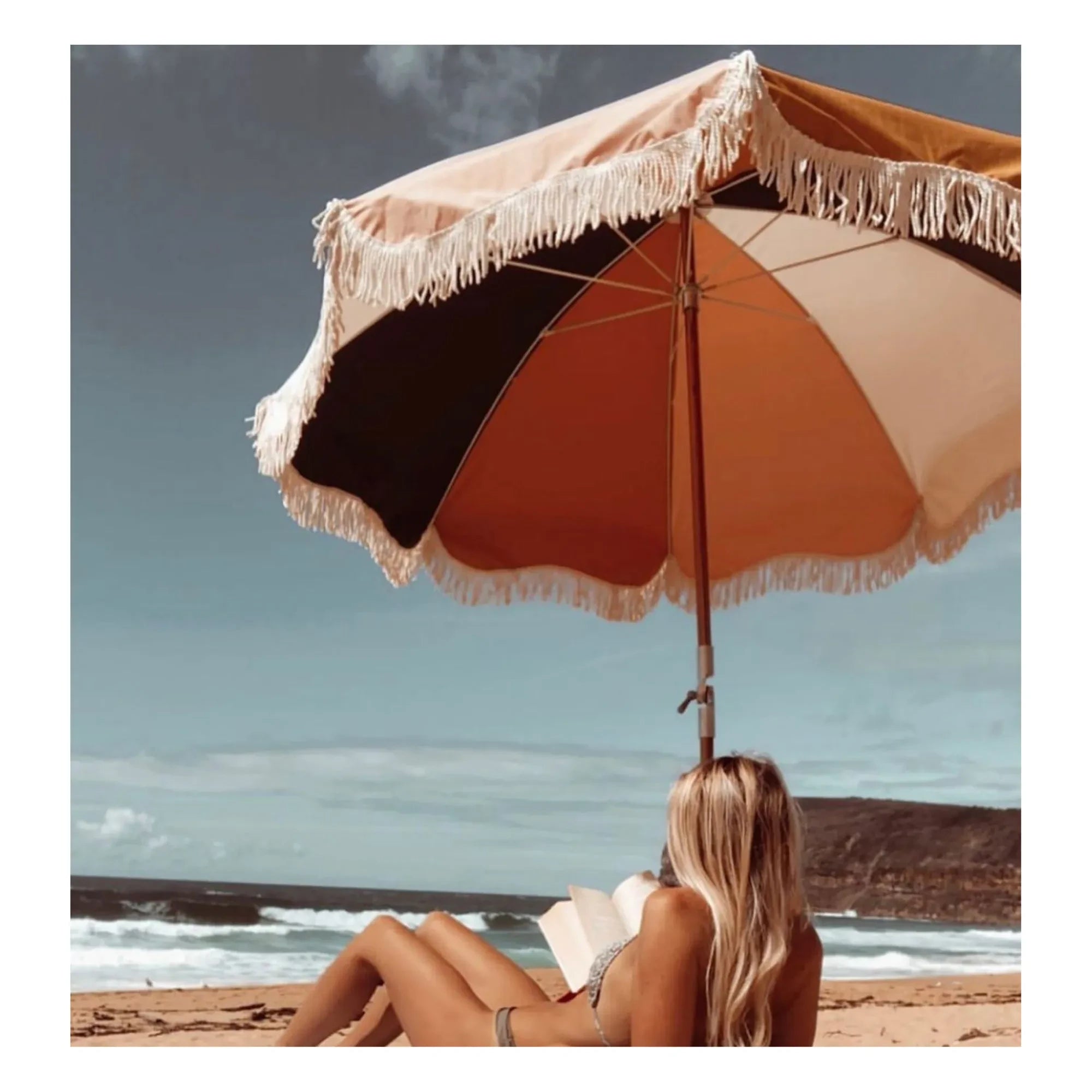 Business & Pleasure Co. - Sombrilla de playa premium con flecos