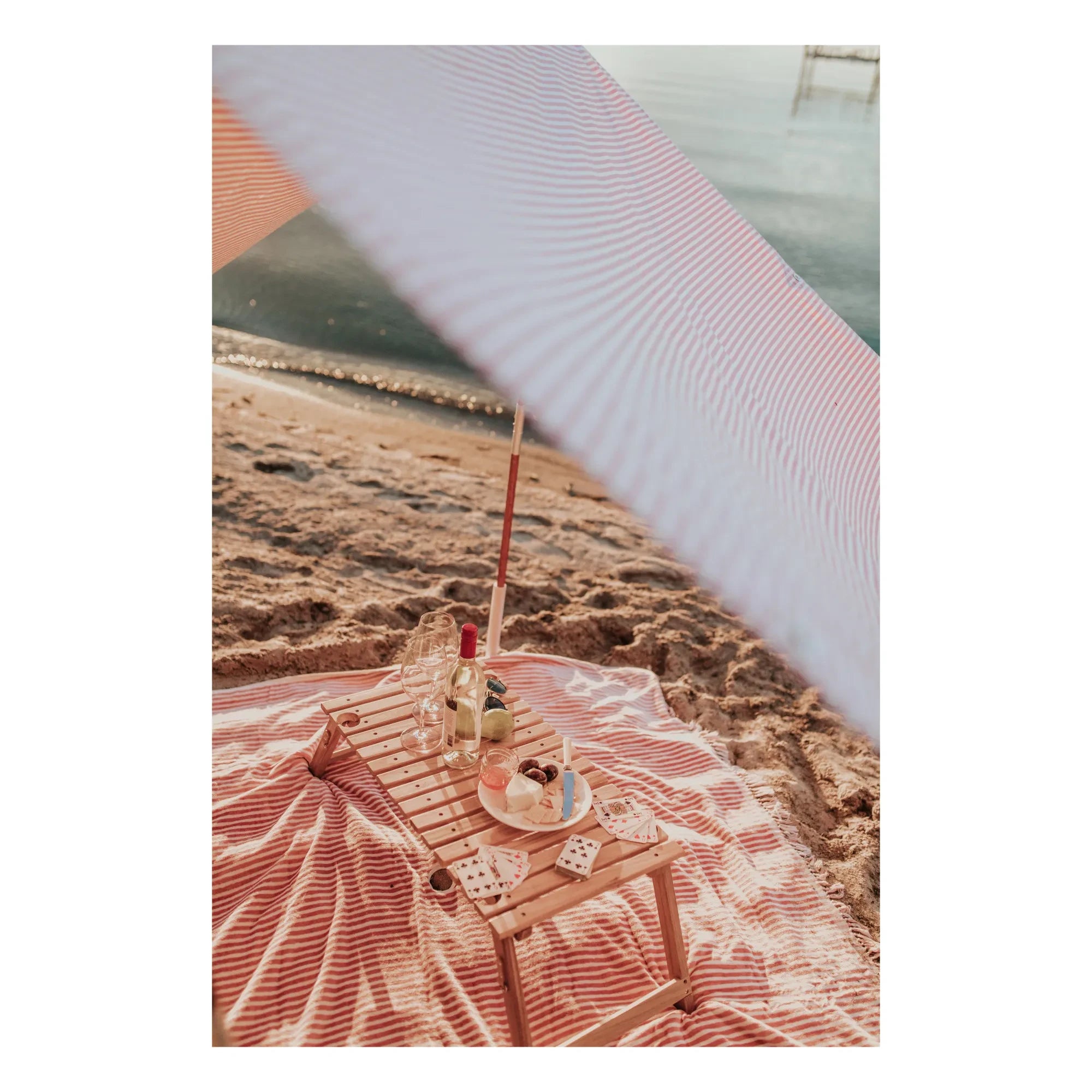 Business & Pleasure Co. - Mesa de playa de madera de teca