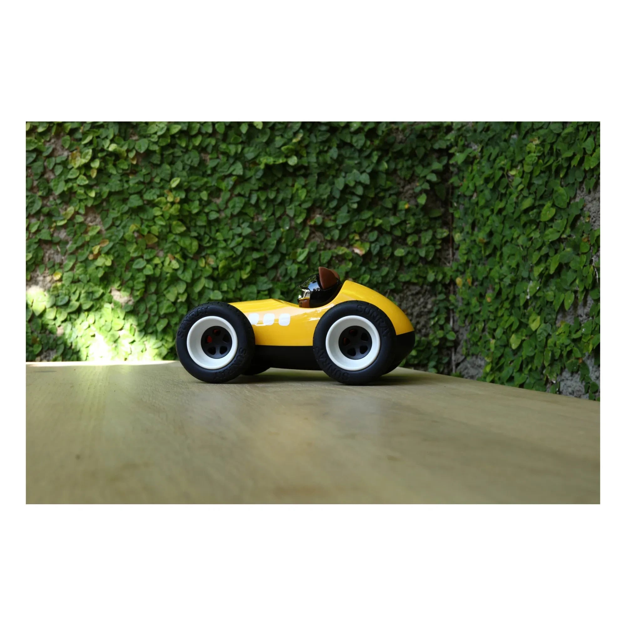 Playforever - Coche Egg Karlos | Amarillo