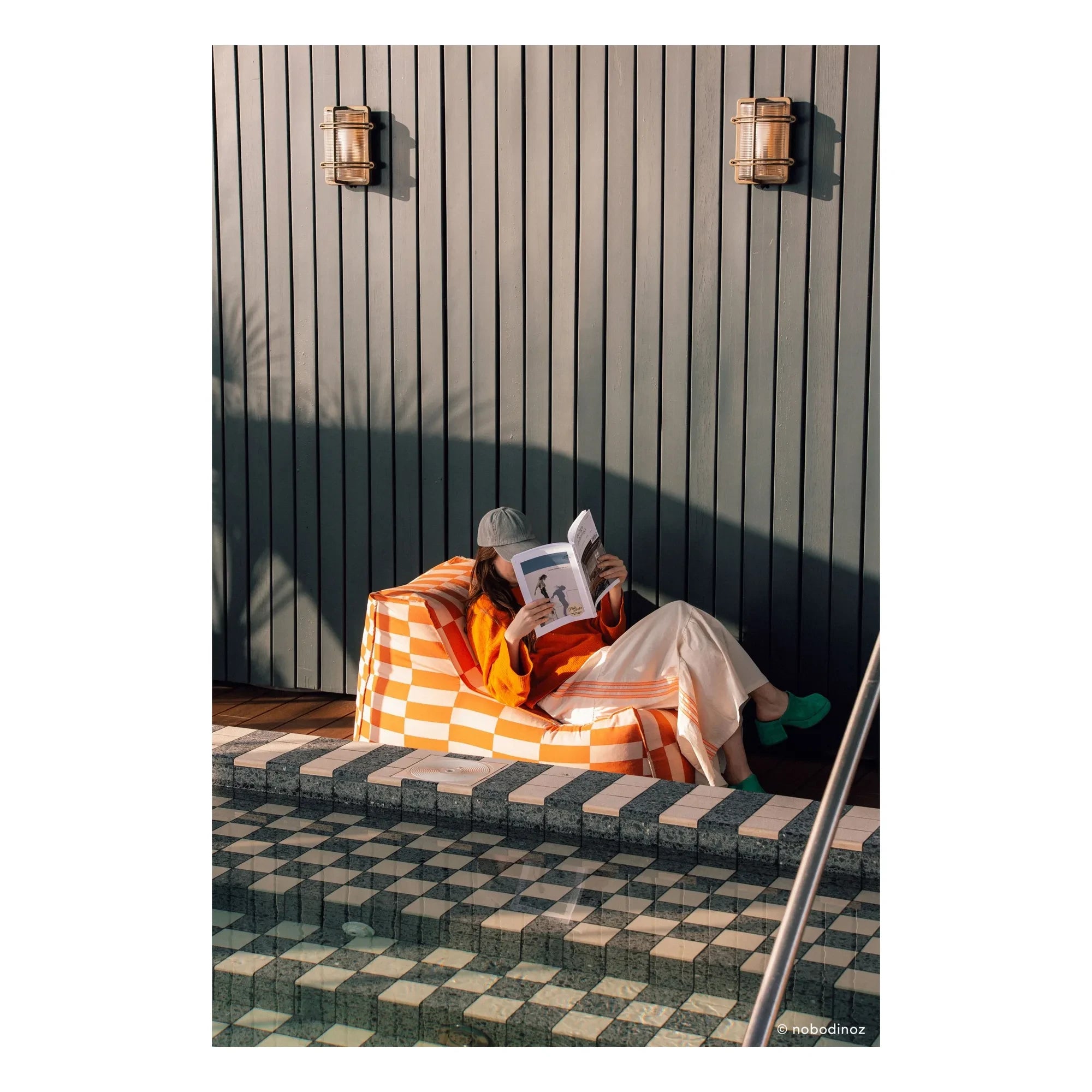 Nobodinoz - Puf largo de exterior Matteo Tiles | Naranja