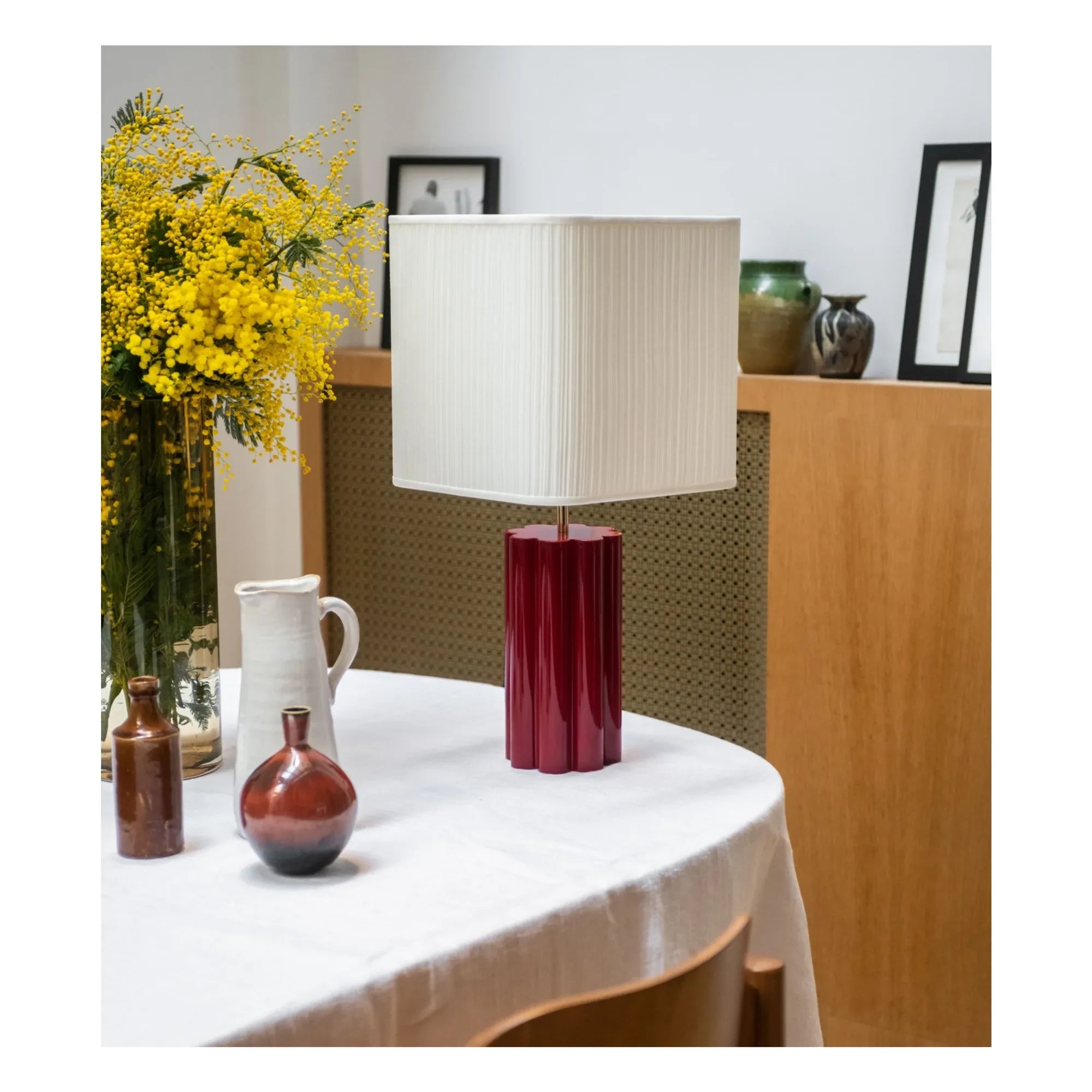 The Socialite Family - Lámpara de mesa Gioia de madera lacada y algodón plisado - Versión europea (220 V) | Burdeos