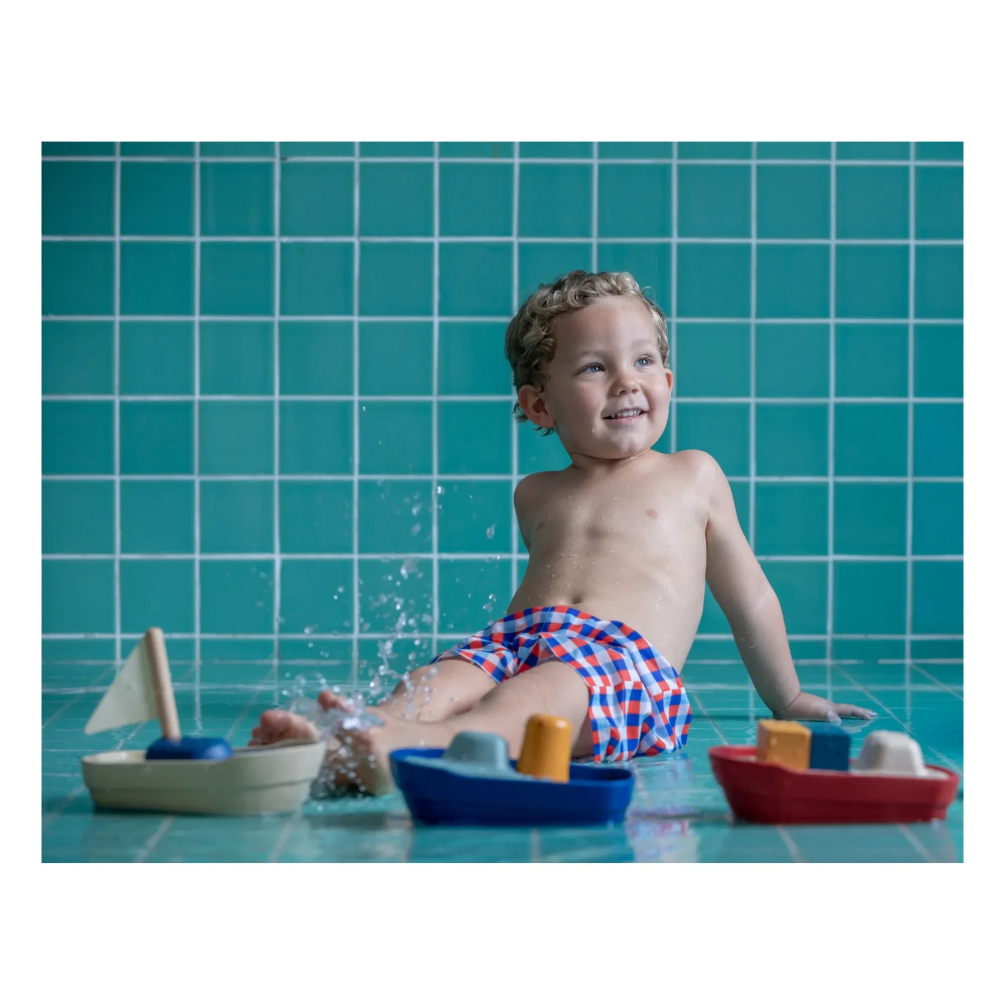 Plan Toys - Barco de caucho natural