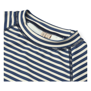 Wheat - Camiseta de natación a rayas con protección UV de Jackie, fibras recicladas | Azul oscuro