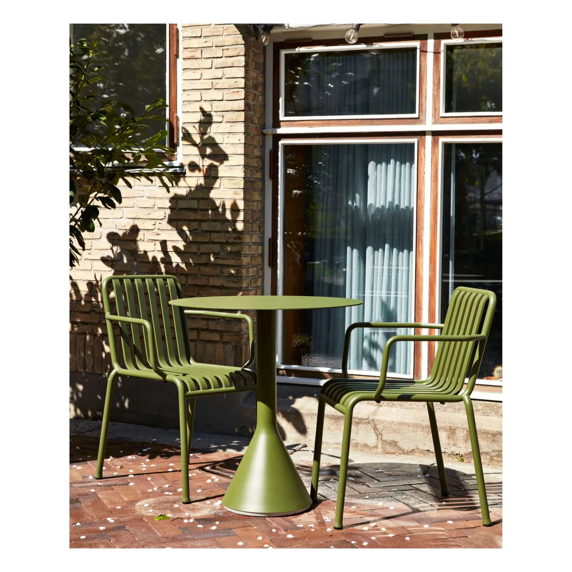 Hay - Mesa Palissade Cone diseñada por Ronan y Erwan Bouroullec - 65 x 65 cm | Verde oliva
