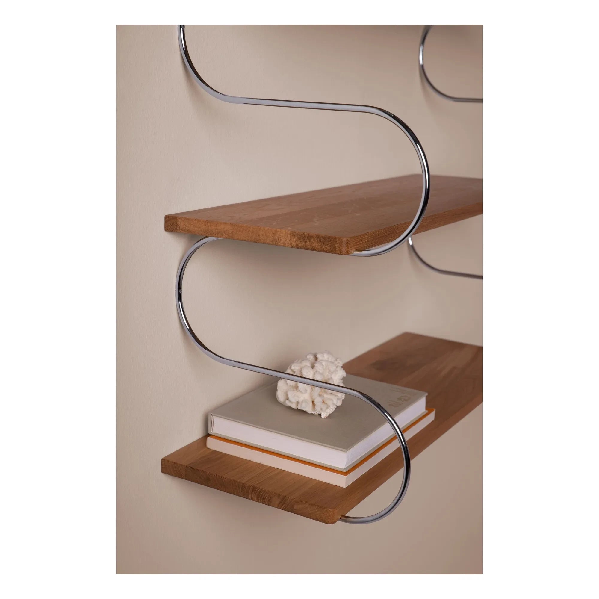 Schneid Studio - Estante de roble Onda | Cromo