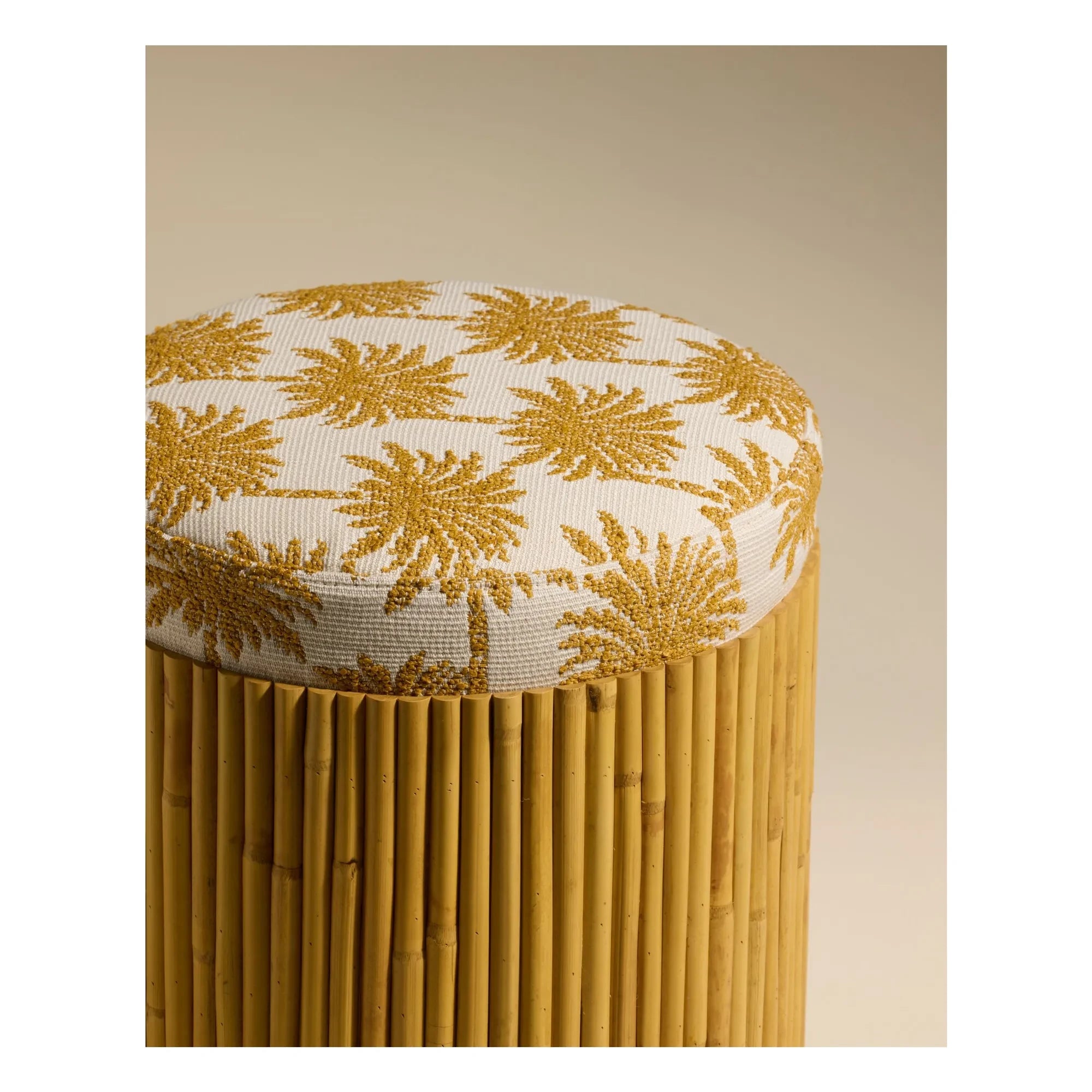 Maison Sarah Lavoine - Puf con estampado de palmeras Riviera | Mostaza