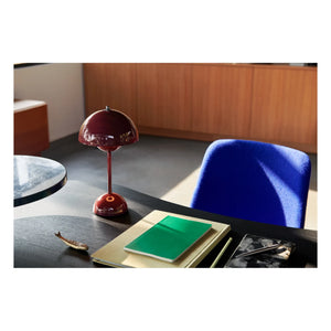 & Tradition - Lámpara de mesa Flowerpot VP3 - Verner Panton, 1969 | Ciruela