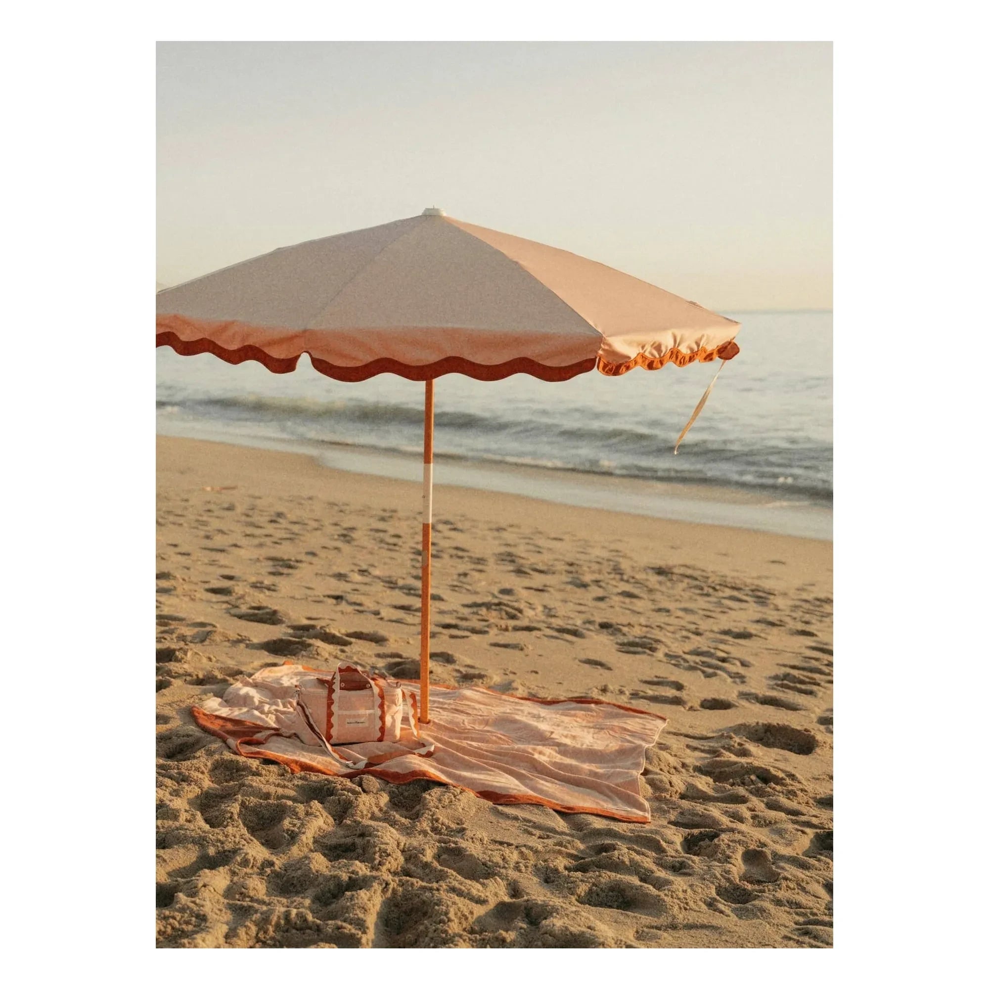 Business & Pleasure Co. - Toalla de playa perforada | Rosa