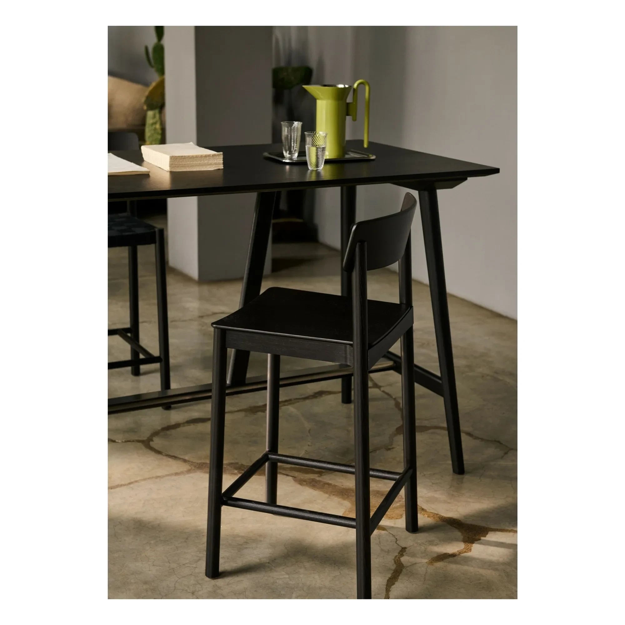 & Tradition - Taburete de bar Betty TK12 de fresno con asiento de correas negras, 65 cm | Negro