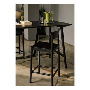 & Tradition - Taburete de bar Betty TK12 de fresno con asiento de correas negras, 65 cm | Negro