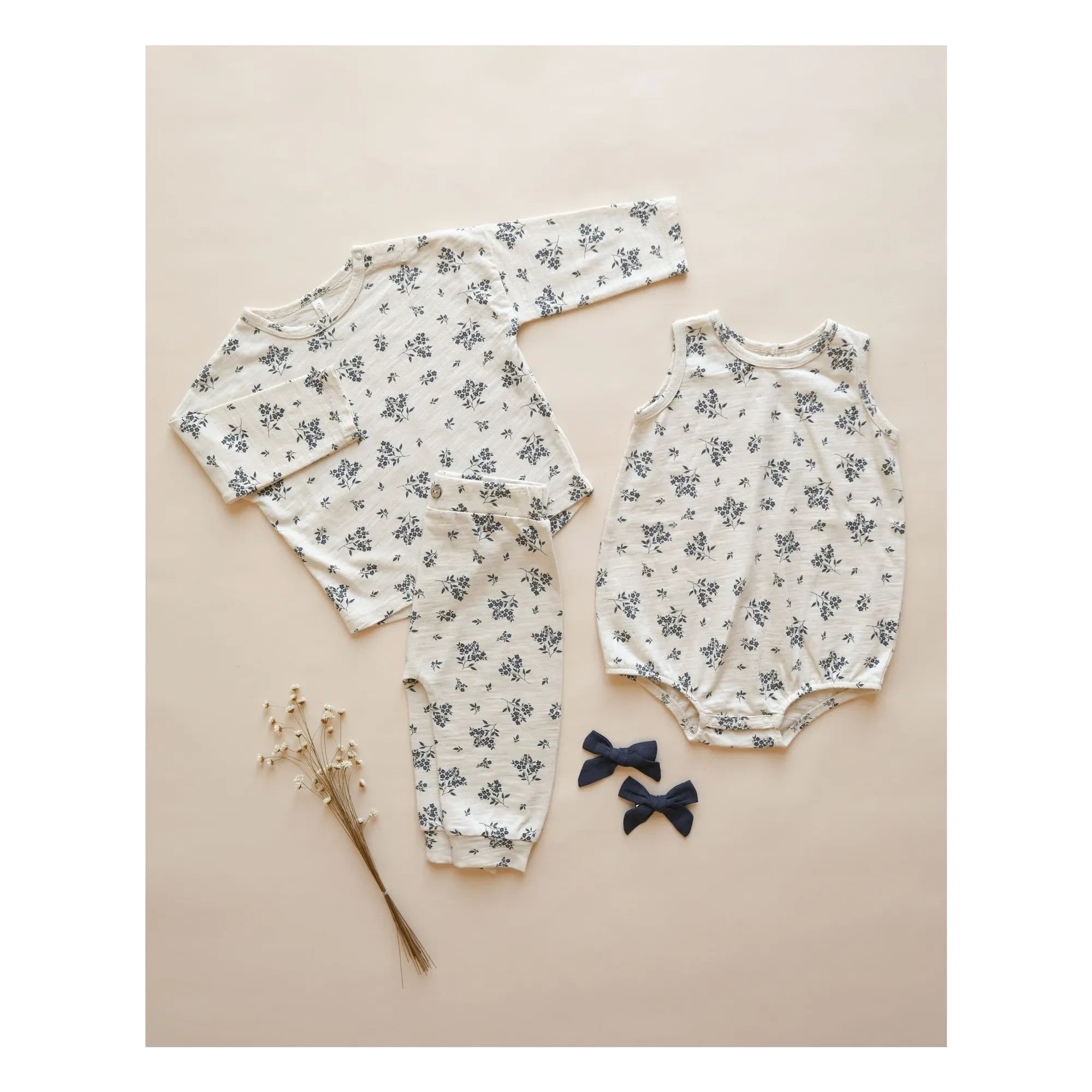 Rylee + Cru - Conjunto de camiseta y pantalón con estampado floral | Crudo