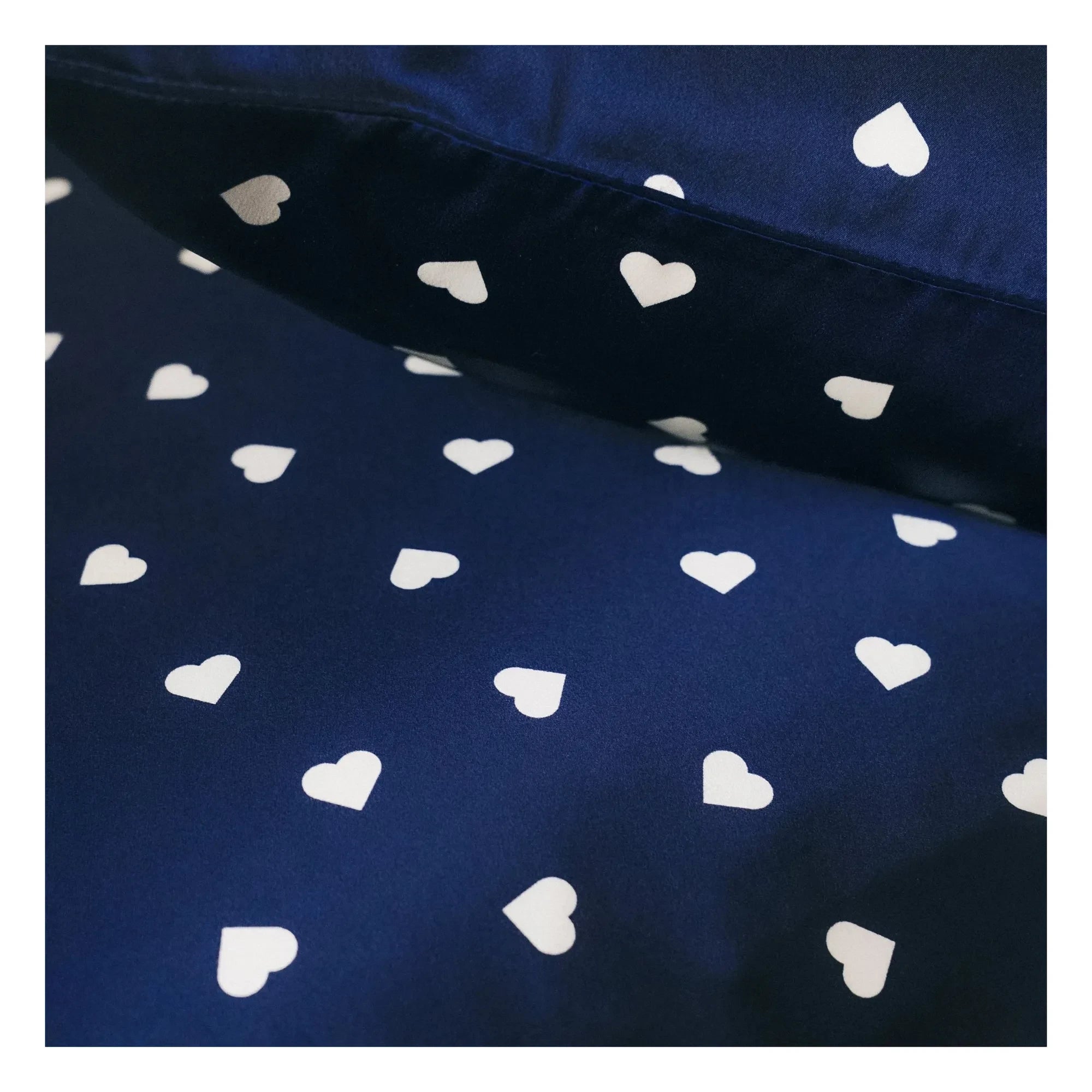 Emily's Pillow - Funda de almohada de seda de morera con estampado de corazones | Azul noche