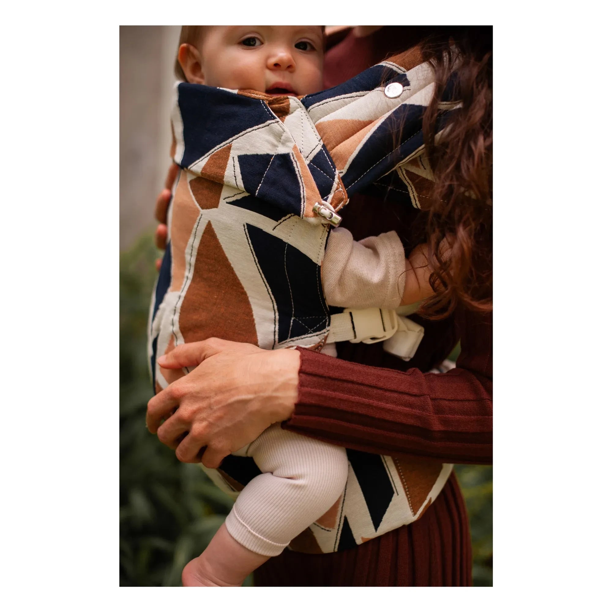 Mama Hangs - Mochila portabebés Carry & Bloom | Earth