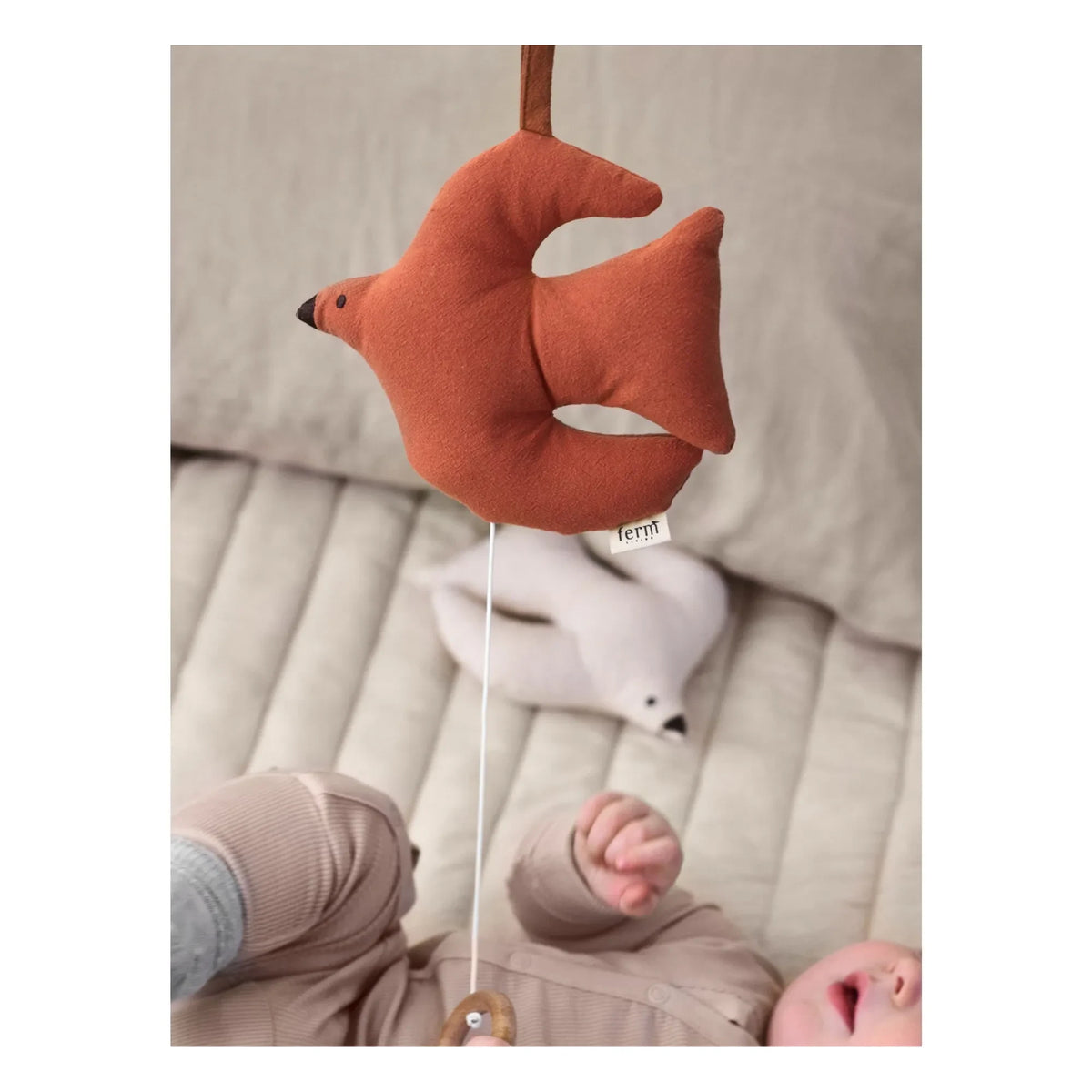 Ferm Living Kids - Móvil musical Swif Bird para bebés | Terracota