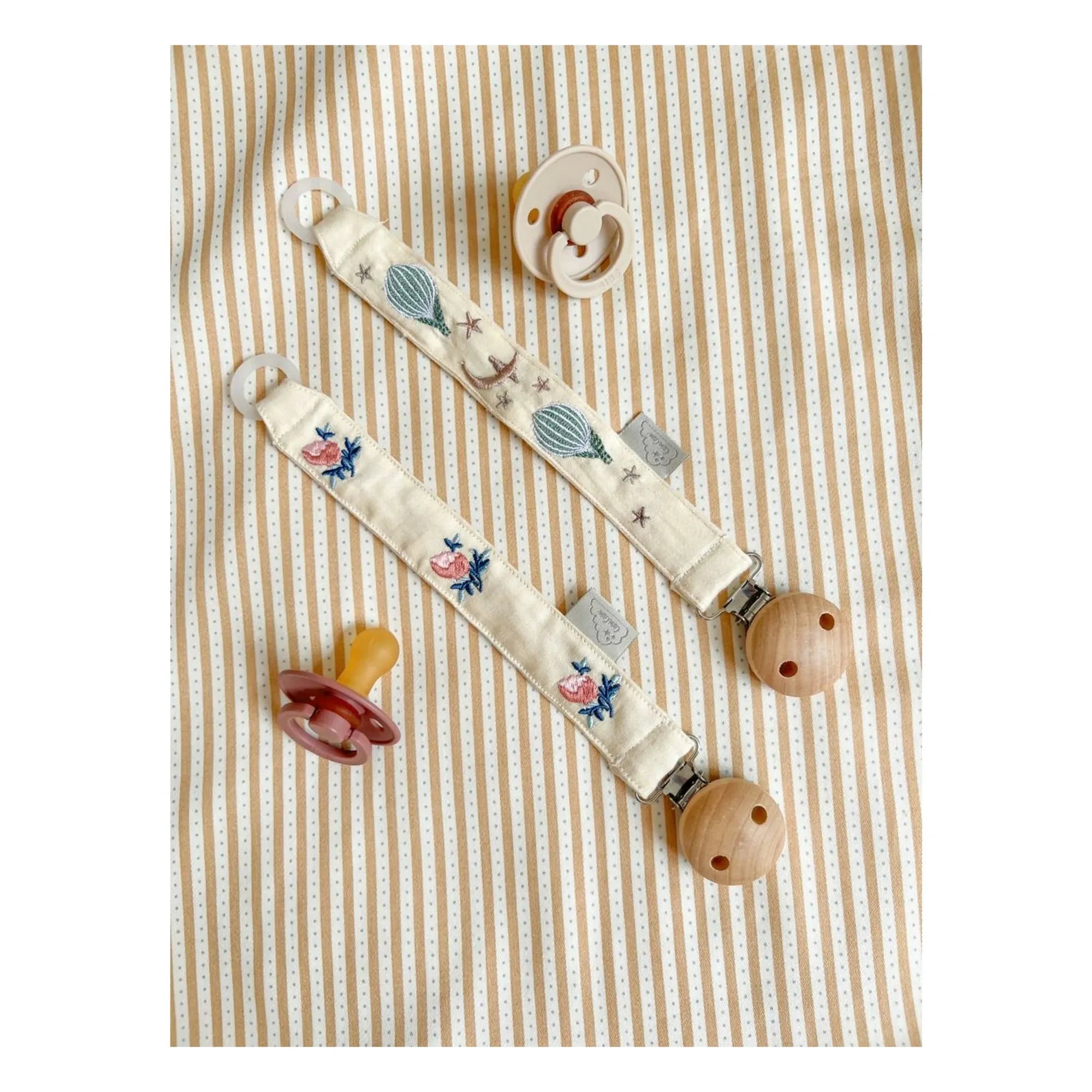 Cam Cam - Pinza para chupete bordada Dreamland | Azul claro