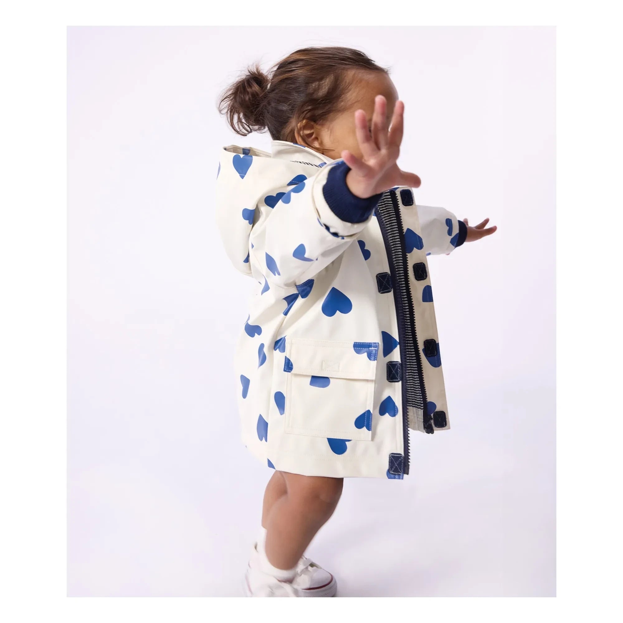 Petit Bateau - Gabardina icónica con corazones de fibras recicladas para bebé | Marfil