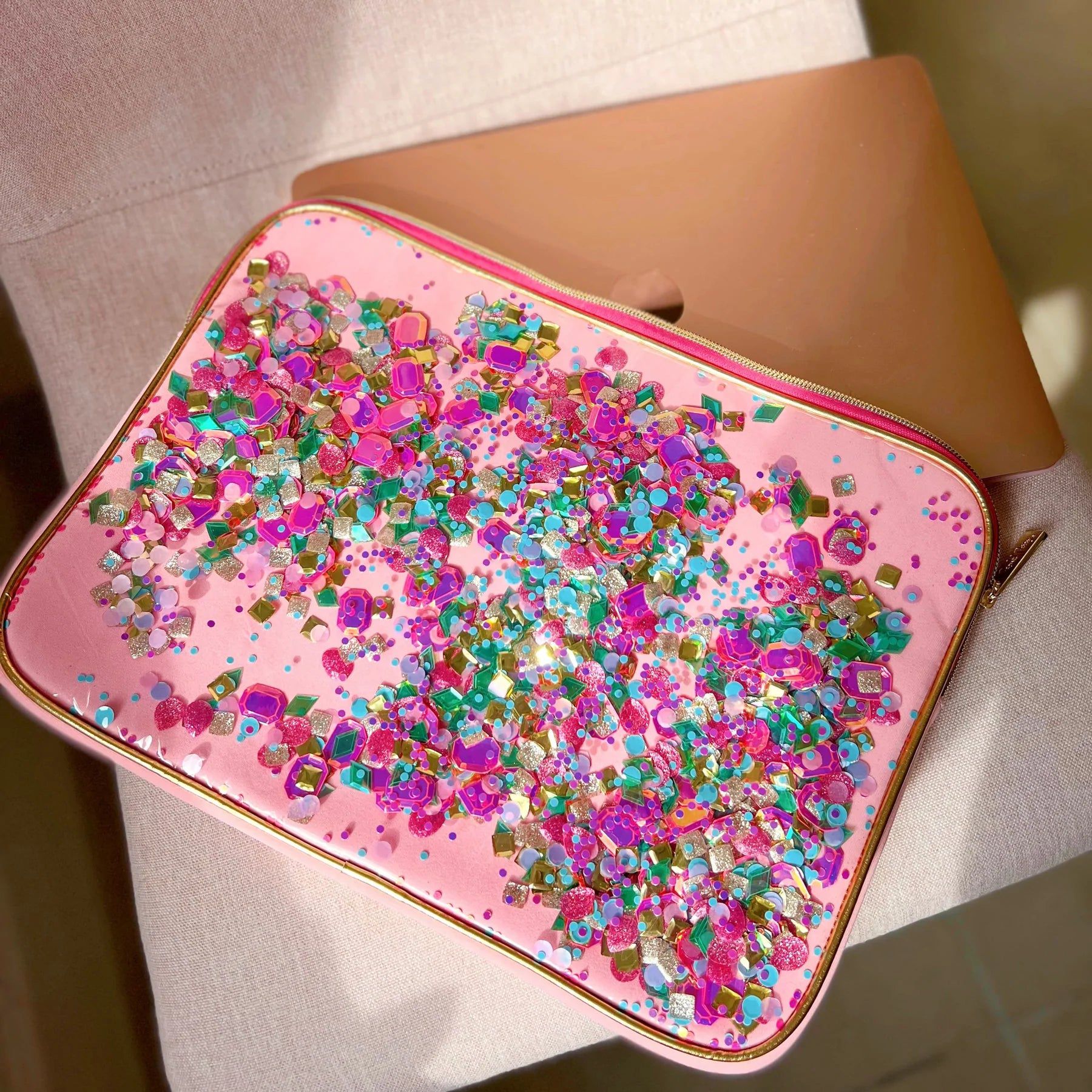 Packed Party - Funda para portátil con confeti