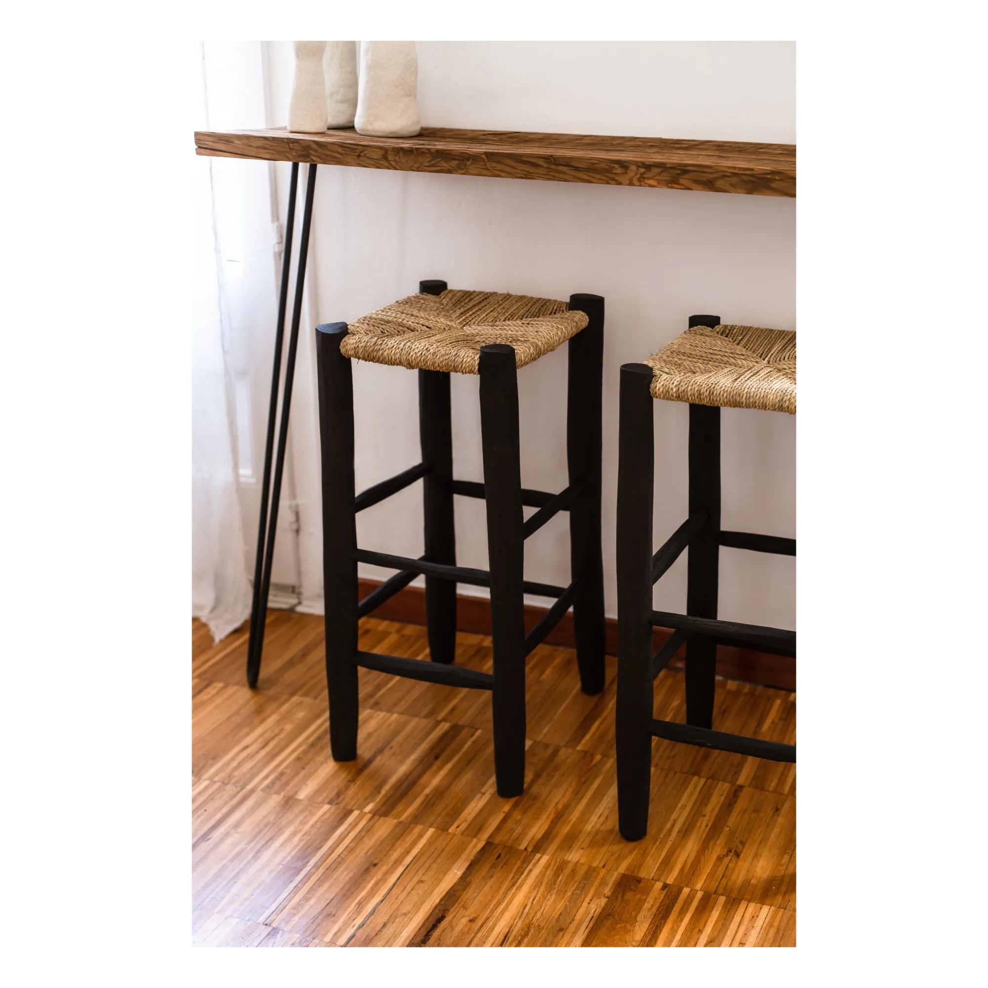 Cosydar - Tabure de hoja de palma y madera pintada | Negro