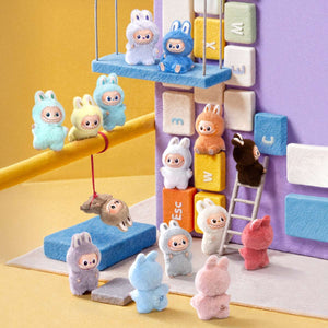 Pop Mart - Llavero de Peluche Original The Monsters Pin For Love A-M