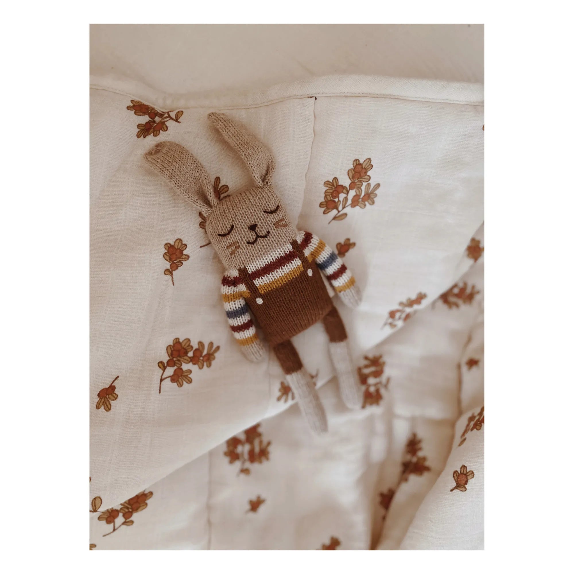 Main Sauvage - Peluche Conejo con jersey arcoíris