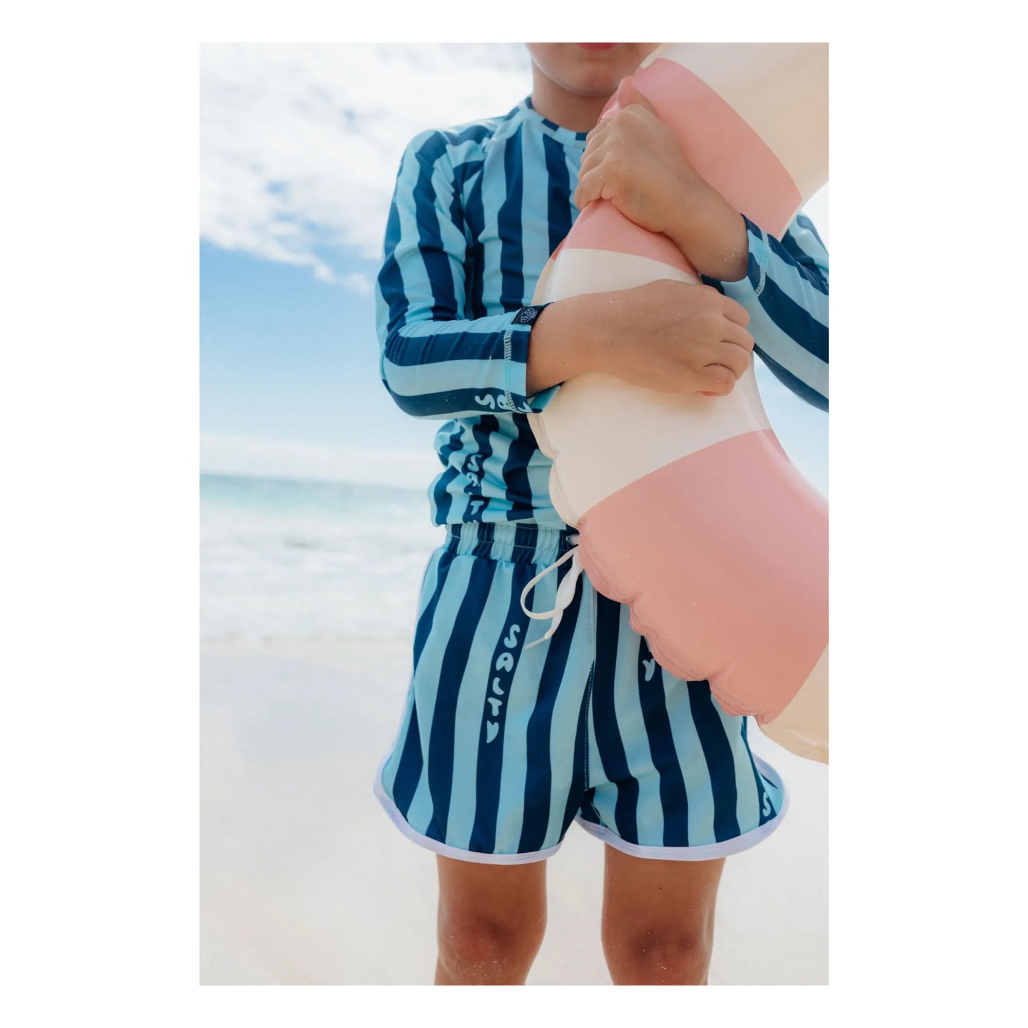Beach & Bandits - Bañador tipo bóxer de rayas Salty Stripes con protección UV de fibras recicladas | Azul marino