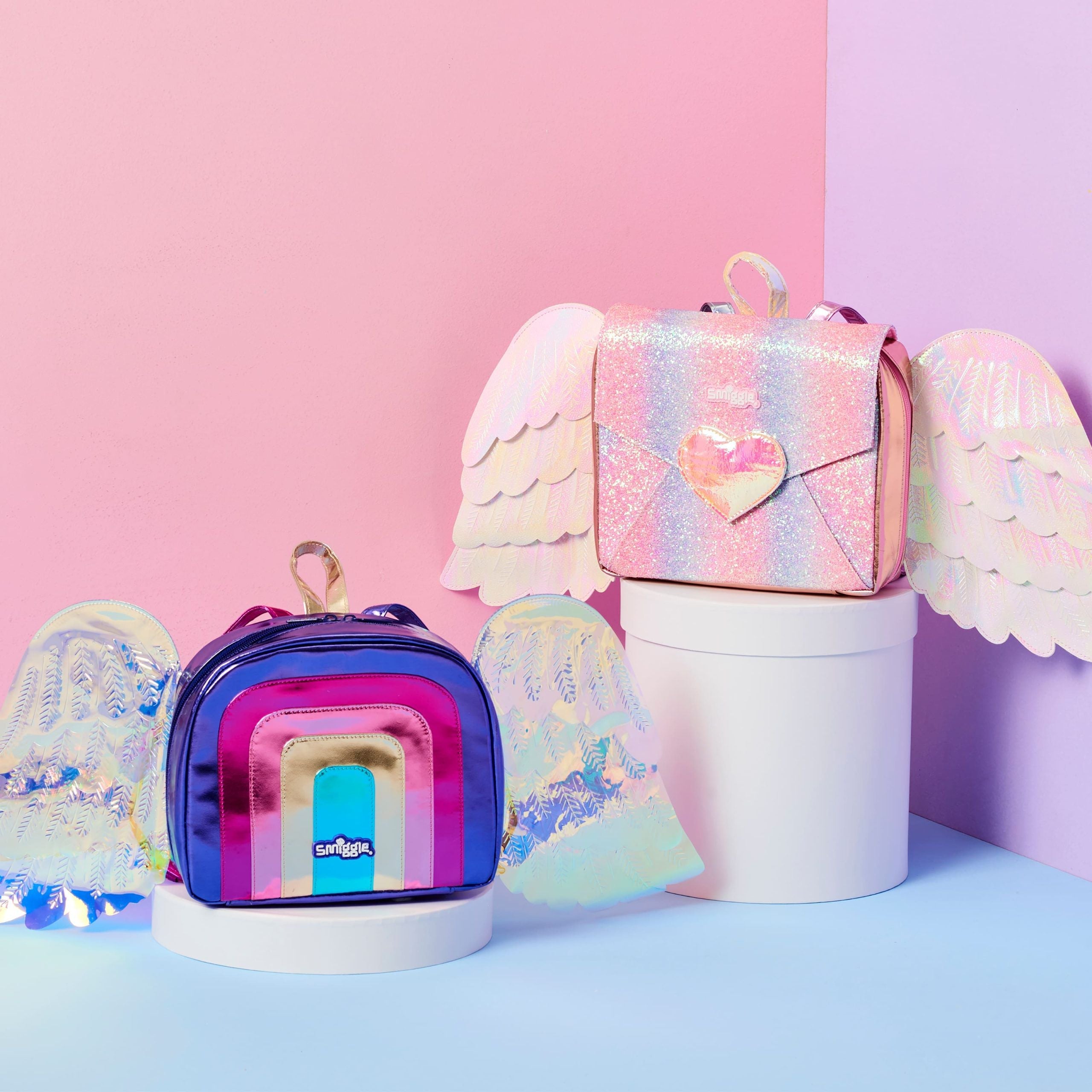 Smiggle - Mochila rosa con alas etéreas