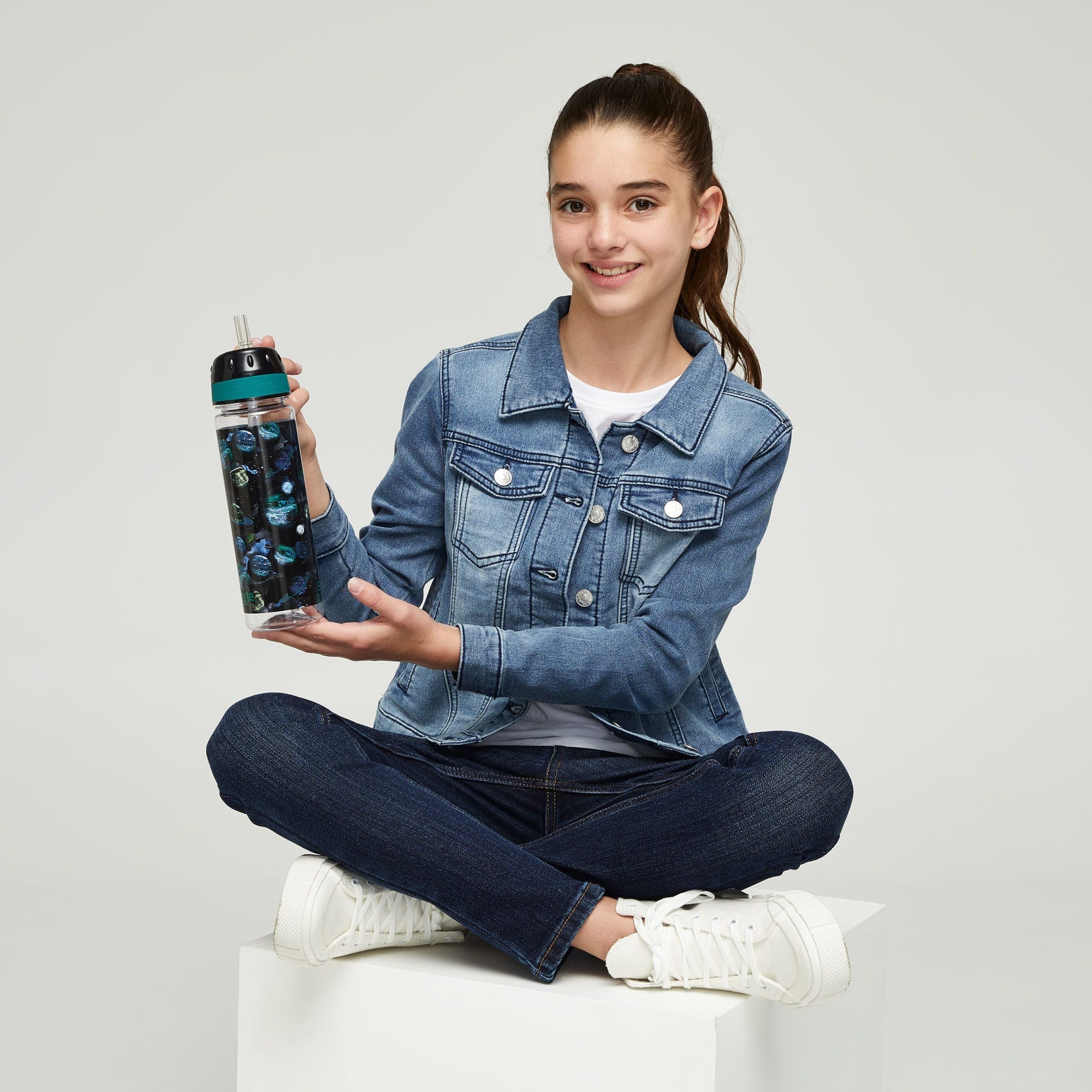Smiggle - Botella de agua Mirage de 650 ml sin BPA con pajita