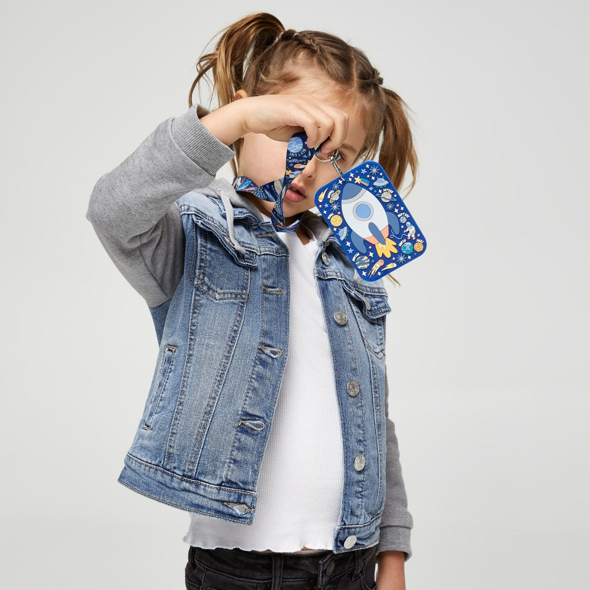 Smiggle - Tarjetero escolar con cordón Sky Hi Junior