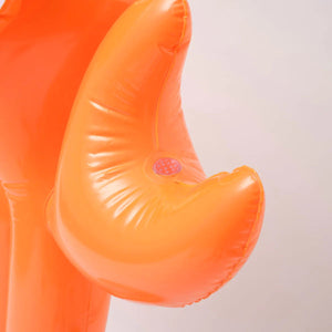 Sunnylife - Sonny el Cangrejo Rociador Inflable y Tumbona