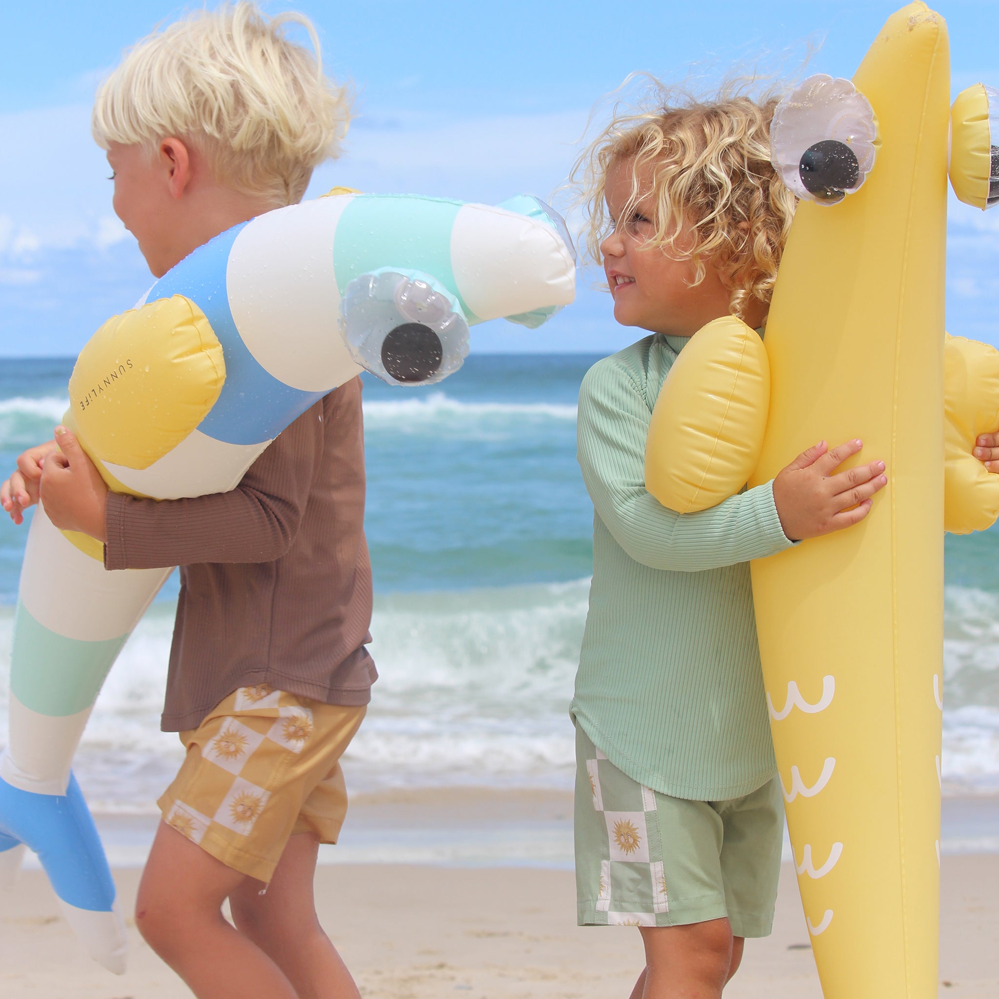 Sunnylife - Aleta de pez inflable, accesorio de natación para mar y piscina