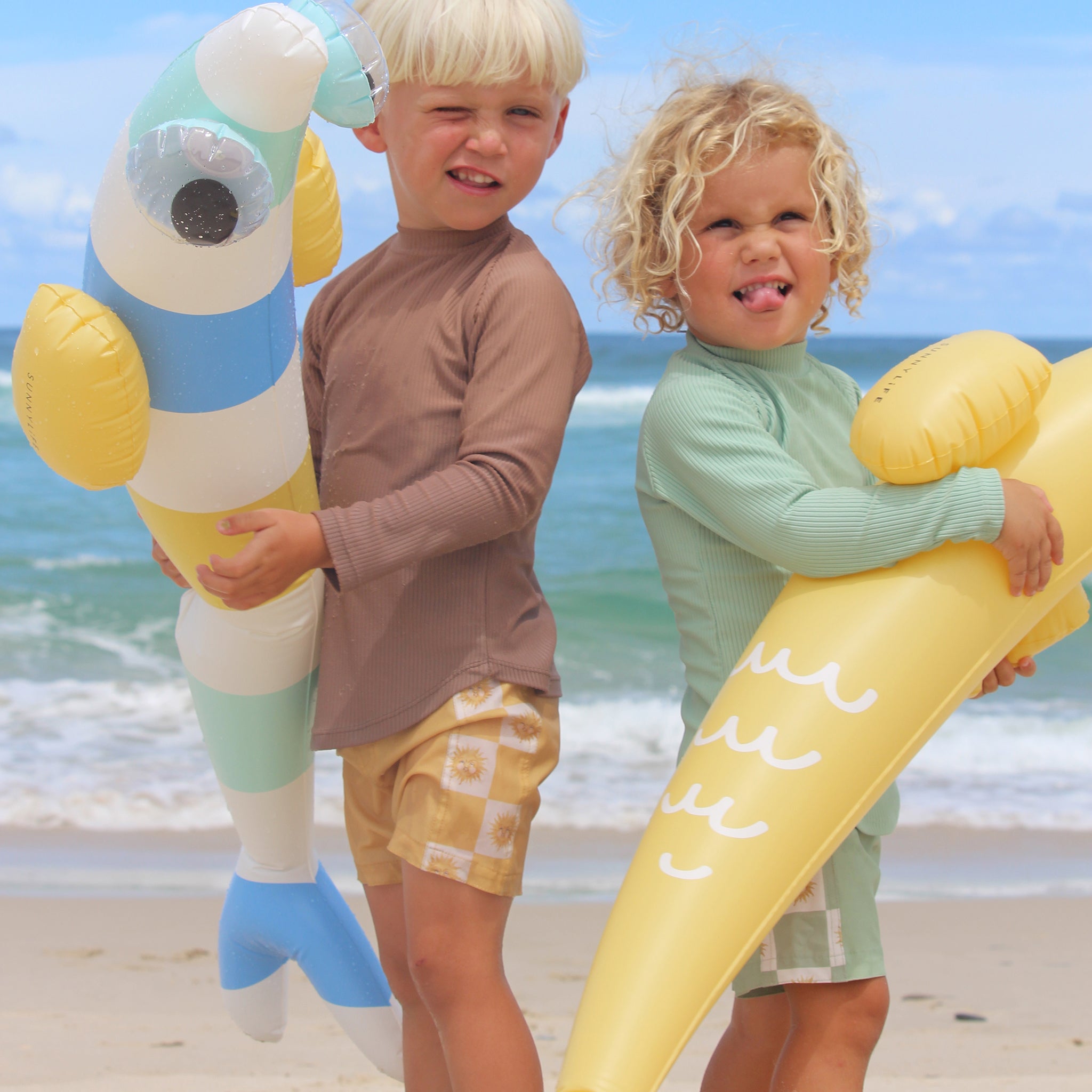 Sunnylife - Aleta de pez inflable, accesorio de natación para mar y piscina