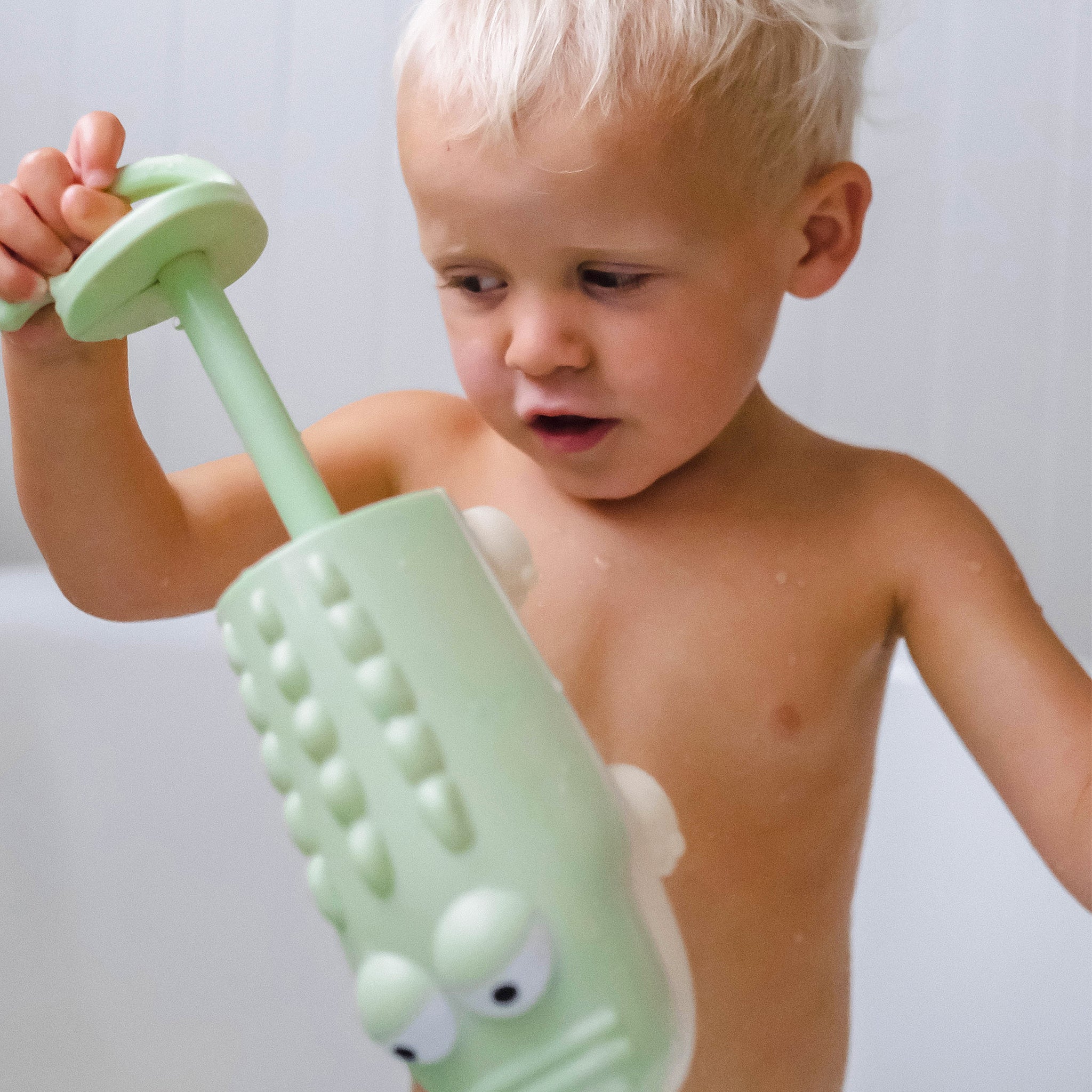 Sunnylife - Cocodrilo juguete acuático chorro para niños