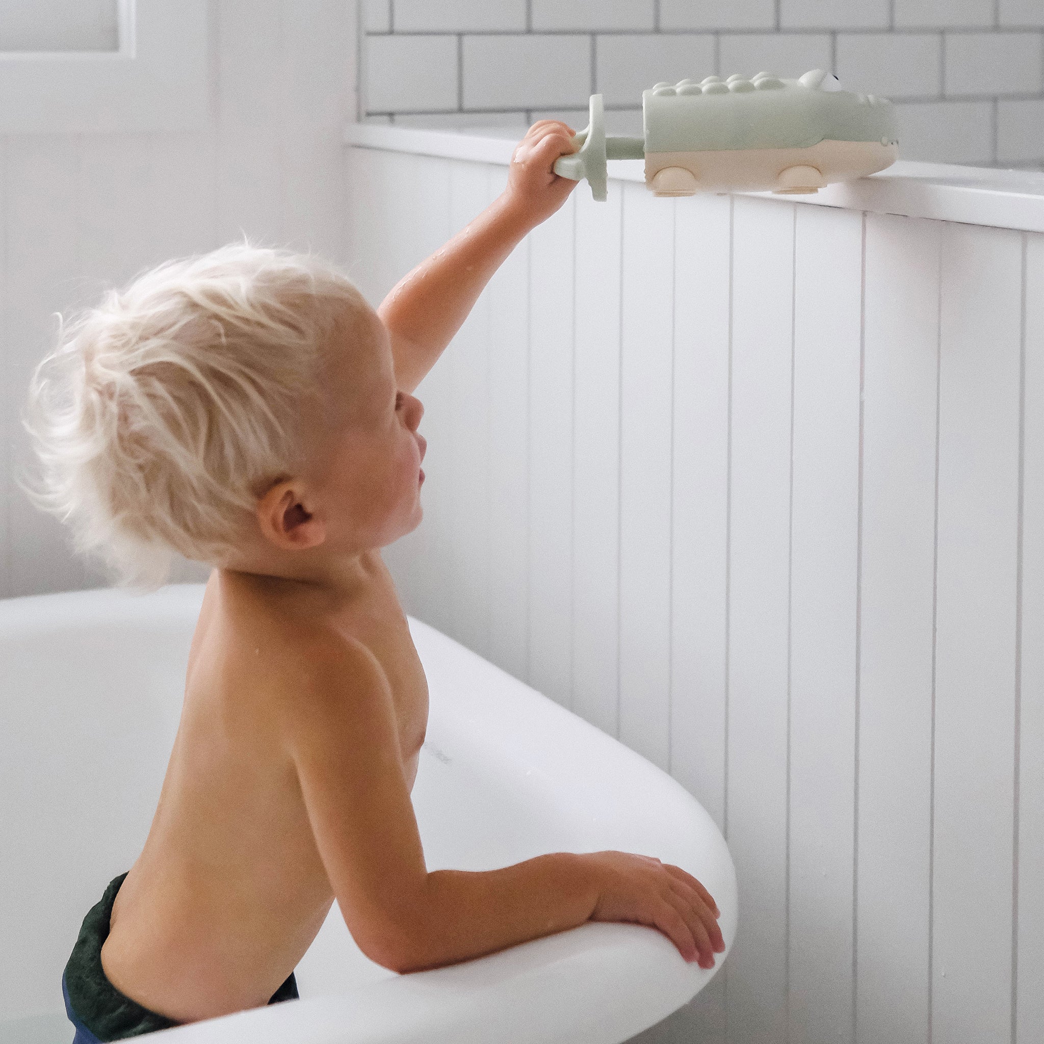 Sunnylife - Cocodrilo juguete acuático chorro para niños