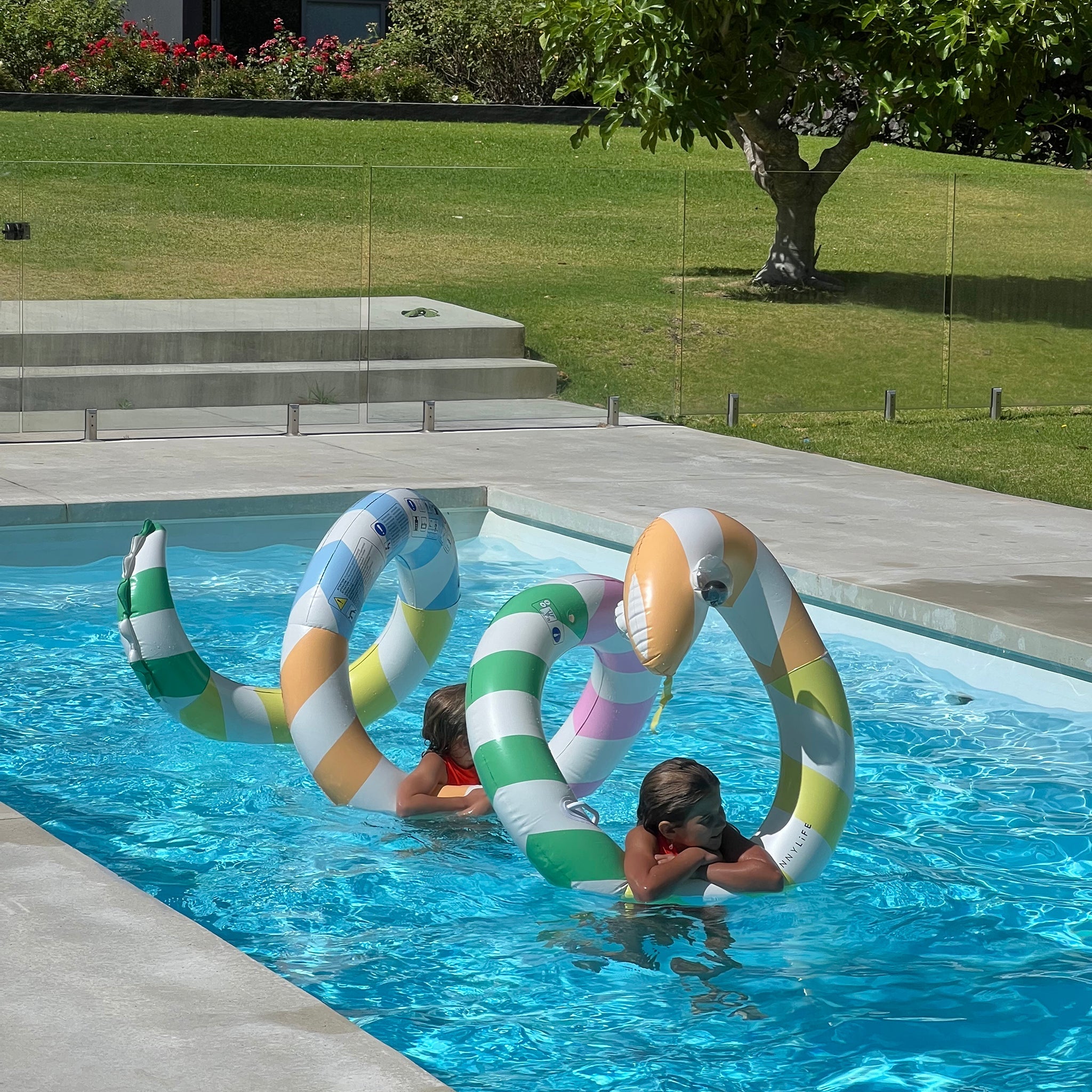 Sunnylife - Diversión en la piscina con la serpiente gigante inflable y tumbona