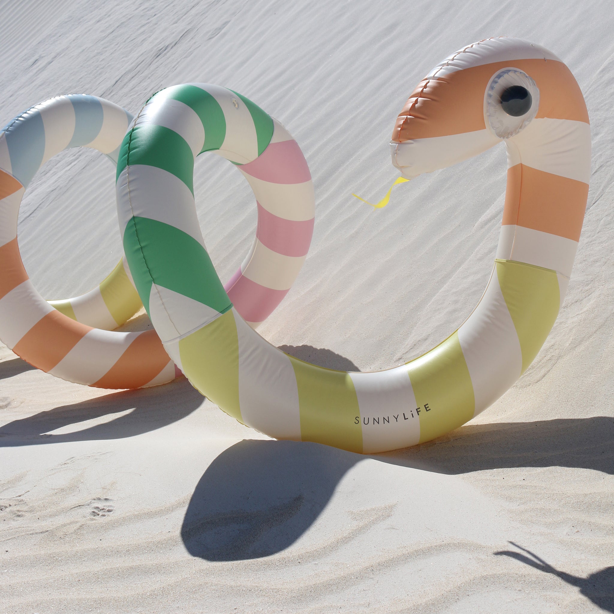 Sunnylife - Diversión en la piscina con la serpiente gigante inflable y tumbona