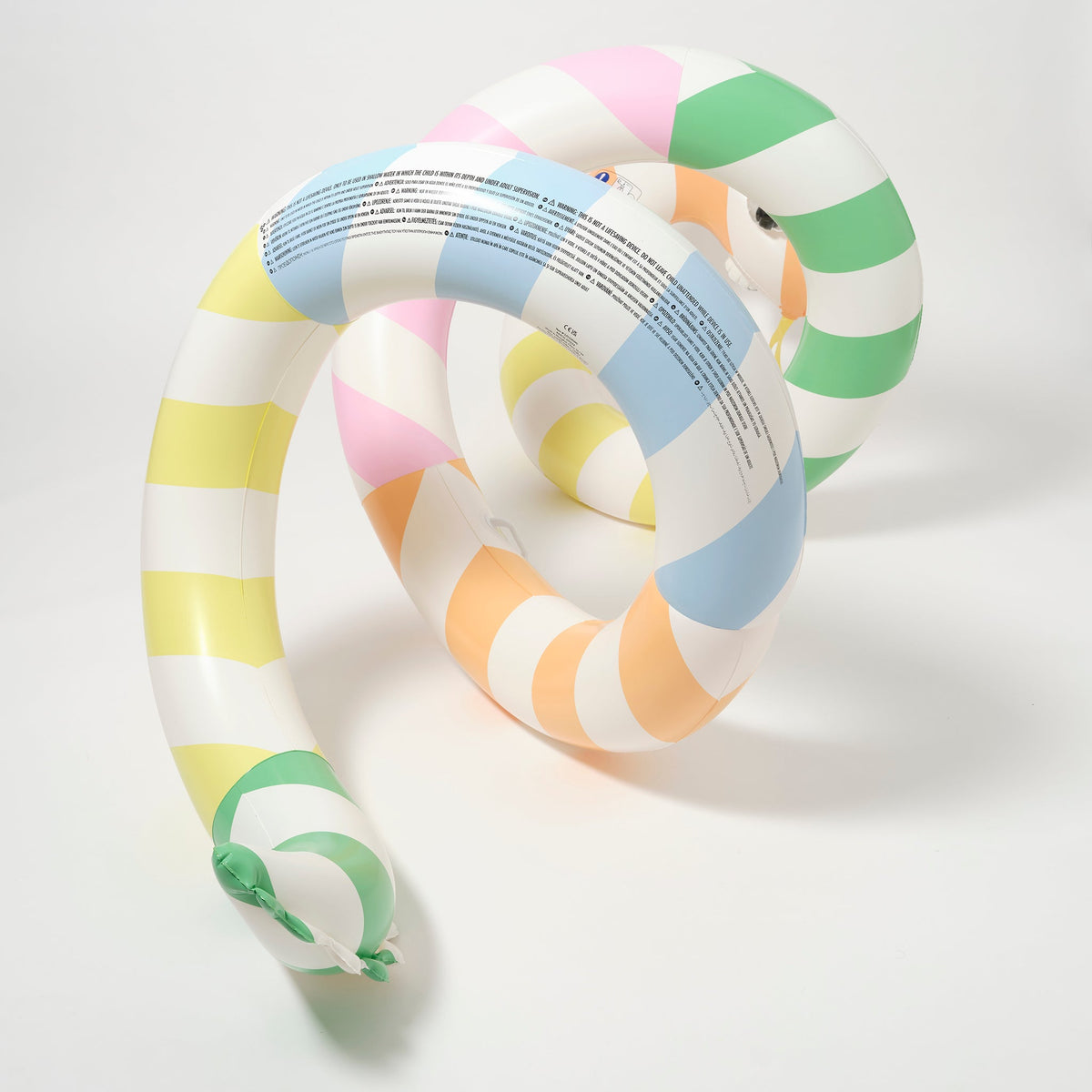 Sunnylife - Diversión en la piscina con la serpiente gigante inflable y tumbona