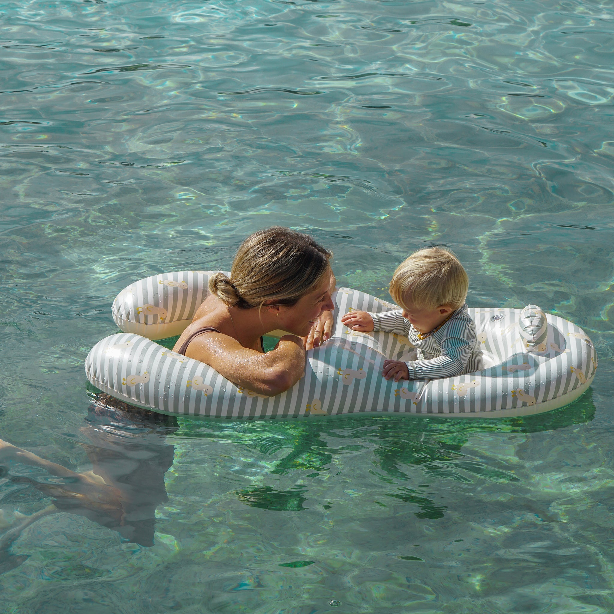 Sunnylife - Asiento Flotador Hinchable para Bebé Pato Salvia para Piscina y Mar