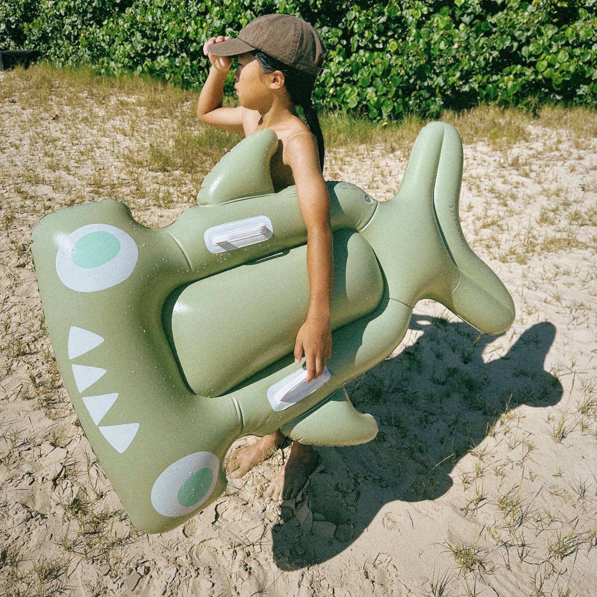 Sunnylife - Flotador de tiburón Salty the Shark para piscina y mar para niños