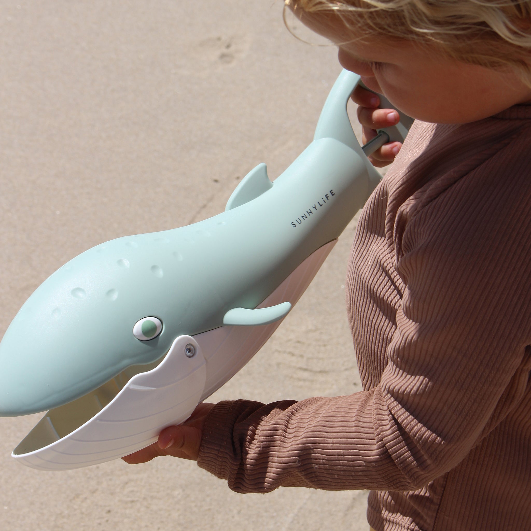 Sunnylife - Juguete de ballena verde para recoger arena