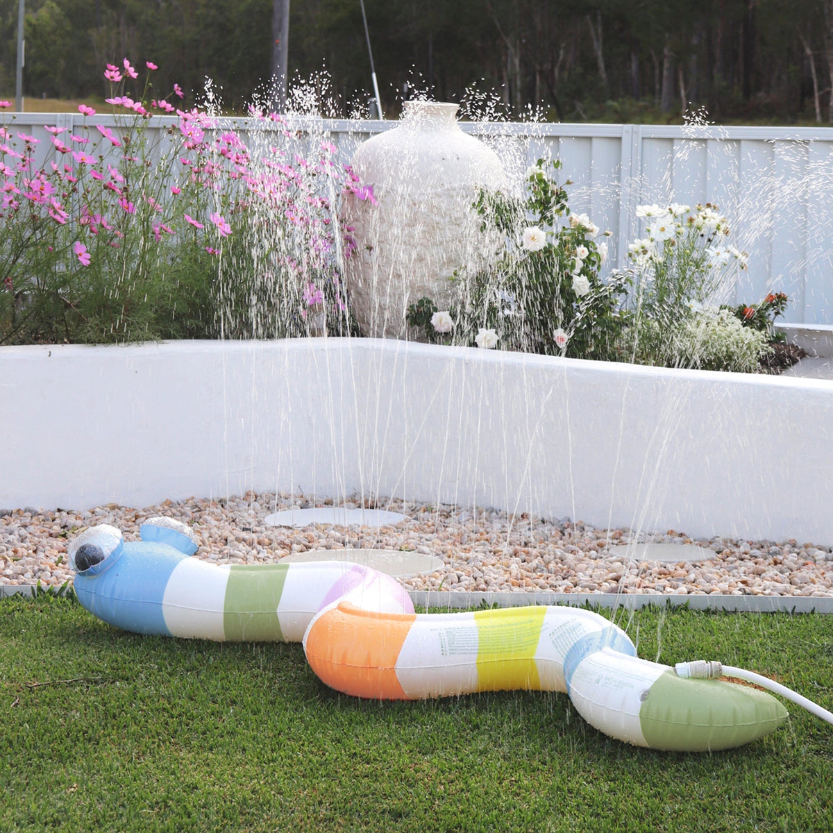 Sunnylife - Juego inflable de jardín con aspersor de agua Wild Multi