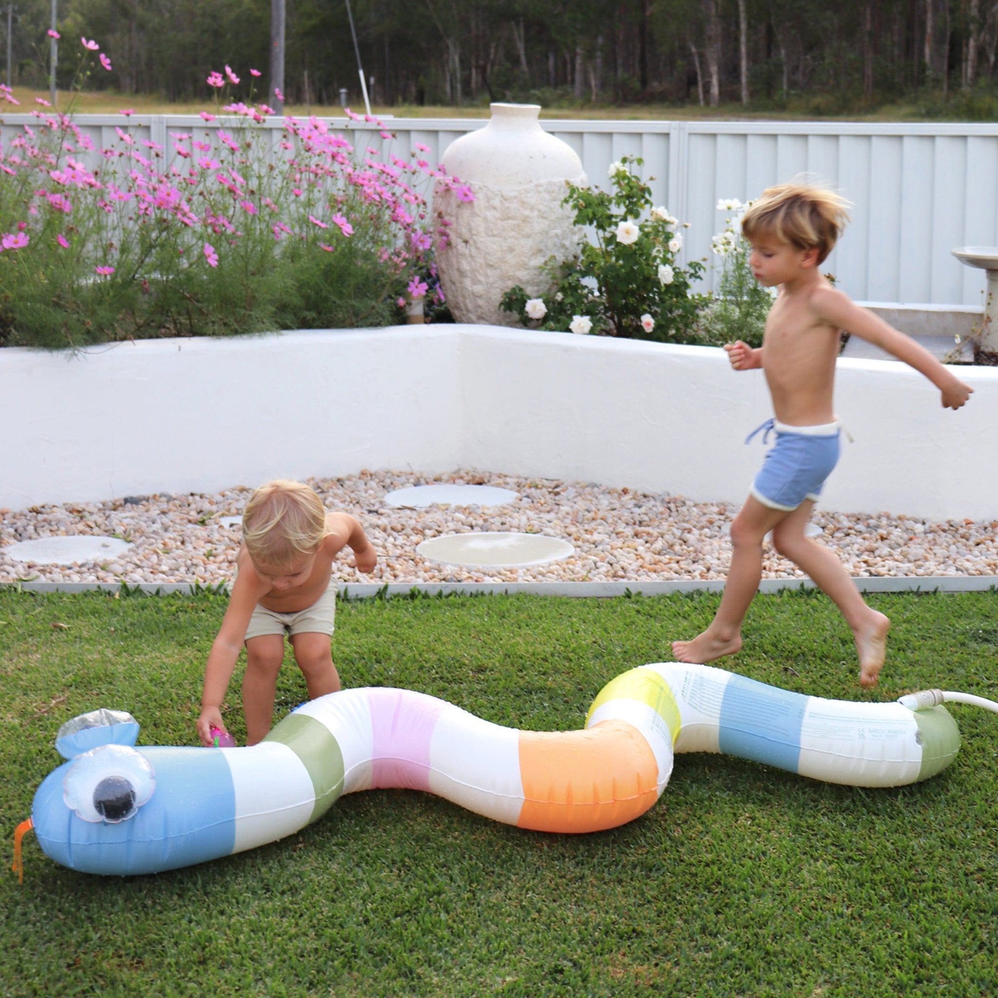 Sunnylife - Juego inflable de jardín con aspersor de agua Wild Multi