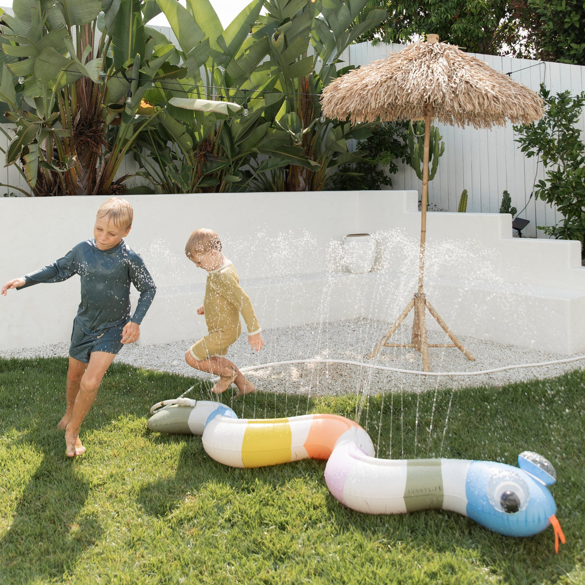 Sunnylife - Juego inflable de jardín con aspersor de agua Wild Multi